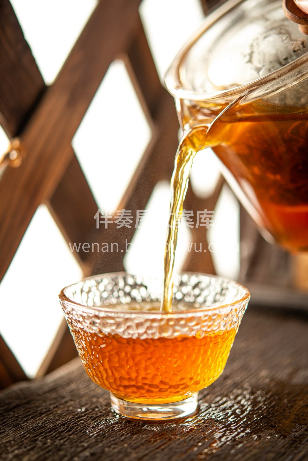 拆开这饼生尖黑茶，便见紧结匀整的茶砖。第 配图3