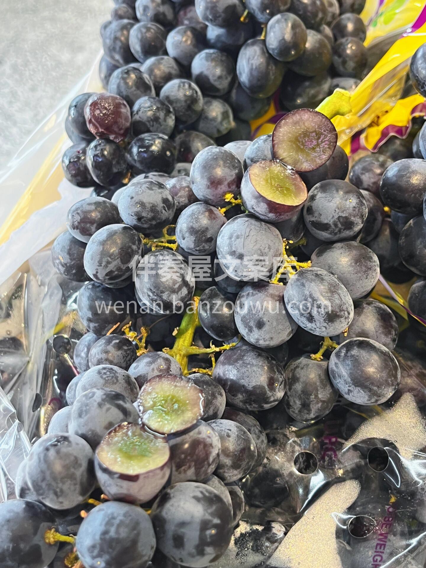 新鲜上架🌿🌿 无籽黑提🍇，果肉晶莹剔透， 配图2
