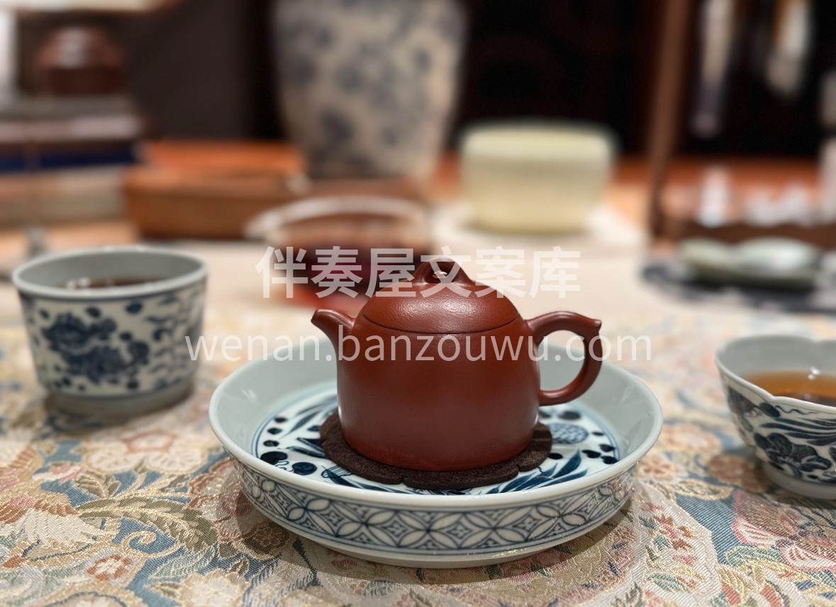 案头煮一壶六堡黑茶，陈香漫过窗棂。茶汤红 配图3