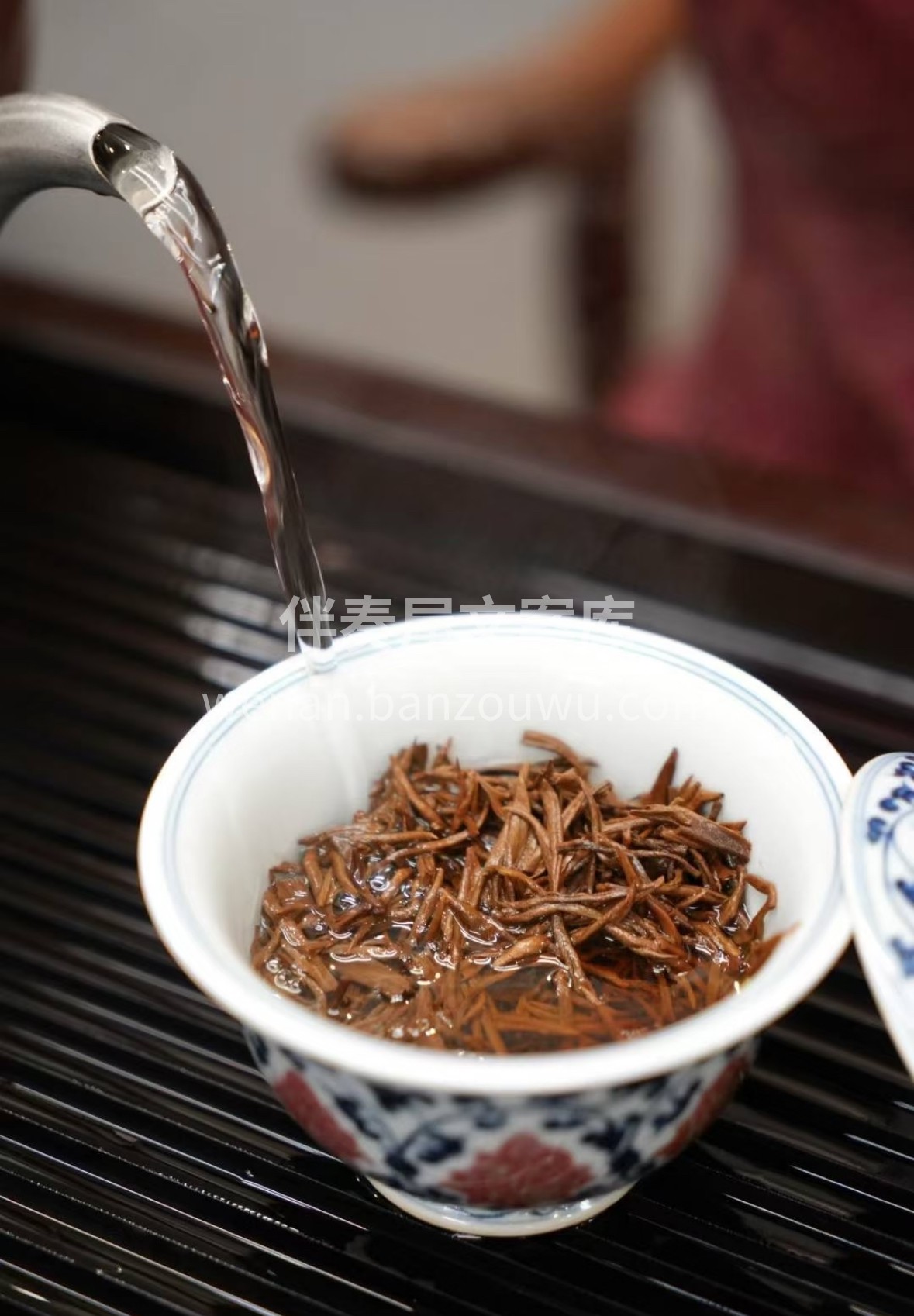 一盏金骏眉，揉碎桐木春。蜜香漫过舌尖时， 配图2