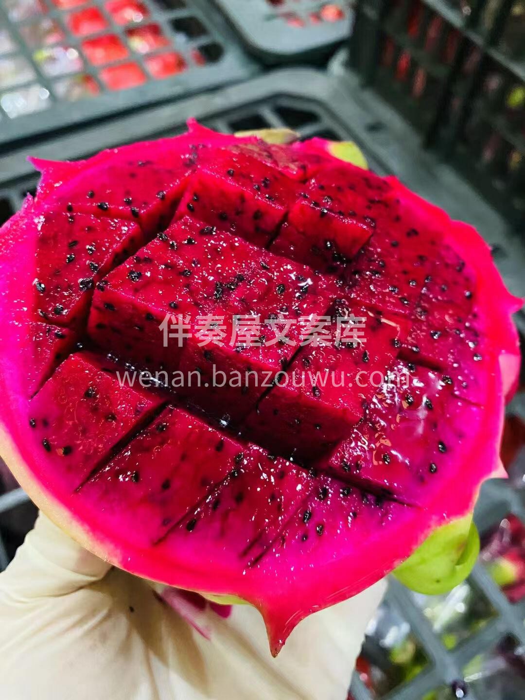 红心火龙果🔥 ✅剥开皮后的果肉软嫩嫩的， 配图2