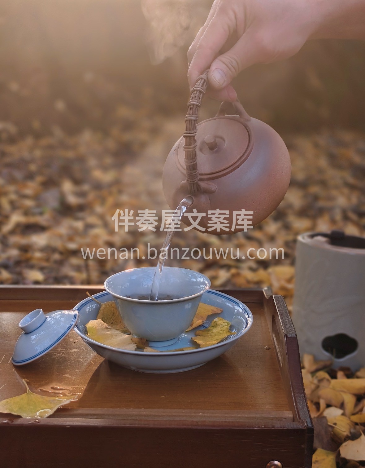 陶壶卧在炭炉上 炉火烧得正旺 咕嘟声渐起 配图1