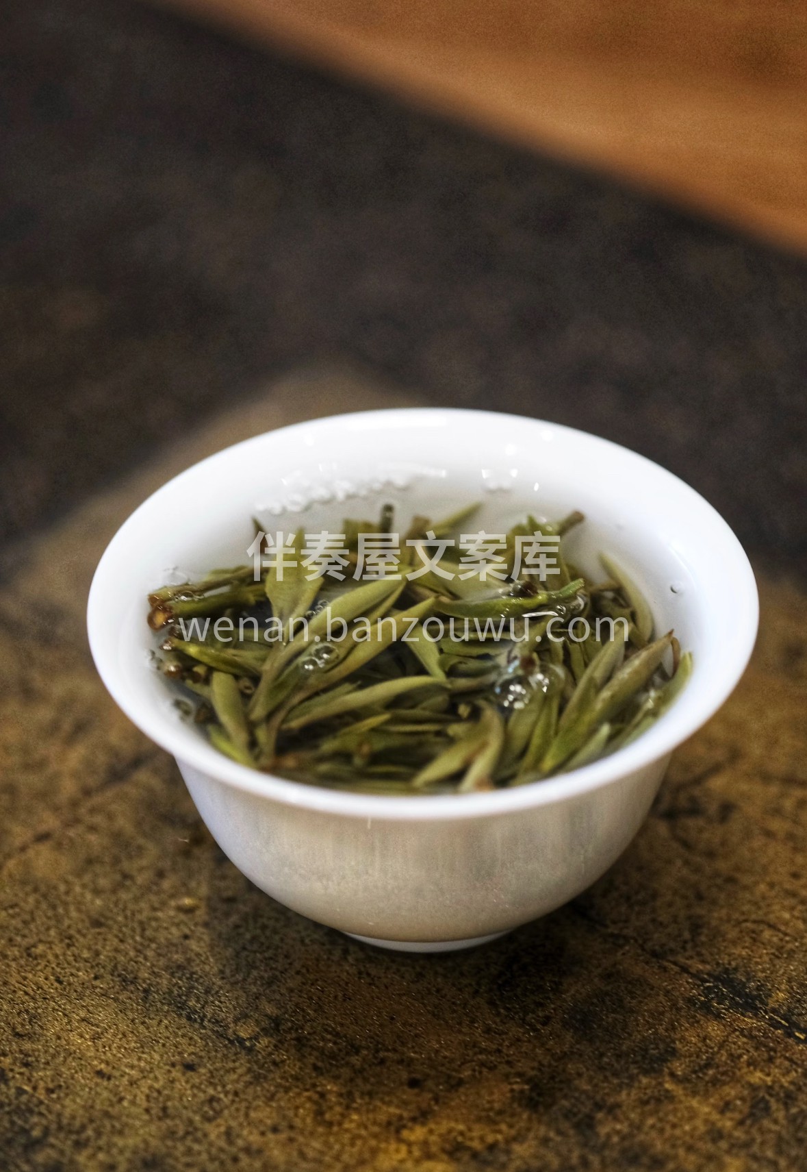 云栖山岚育灵芽，白牡丹凝露吐芳。银毫裹翠 配图2