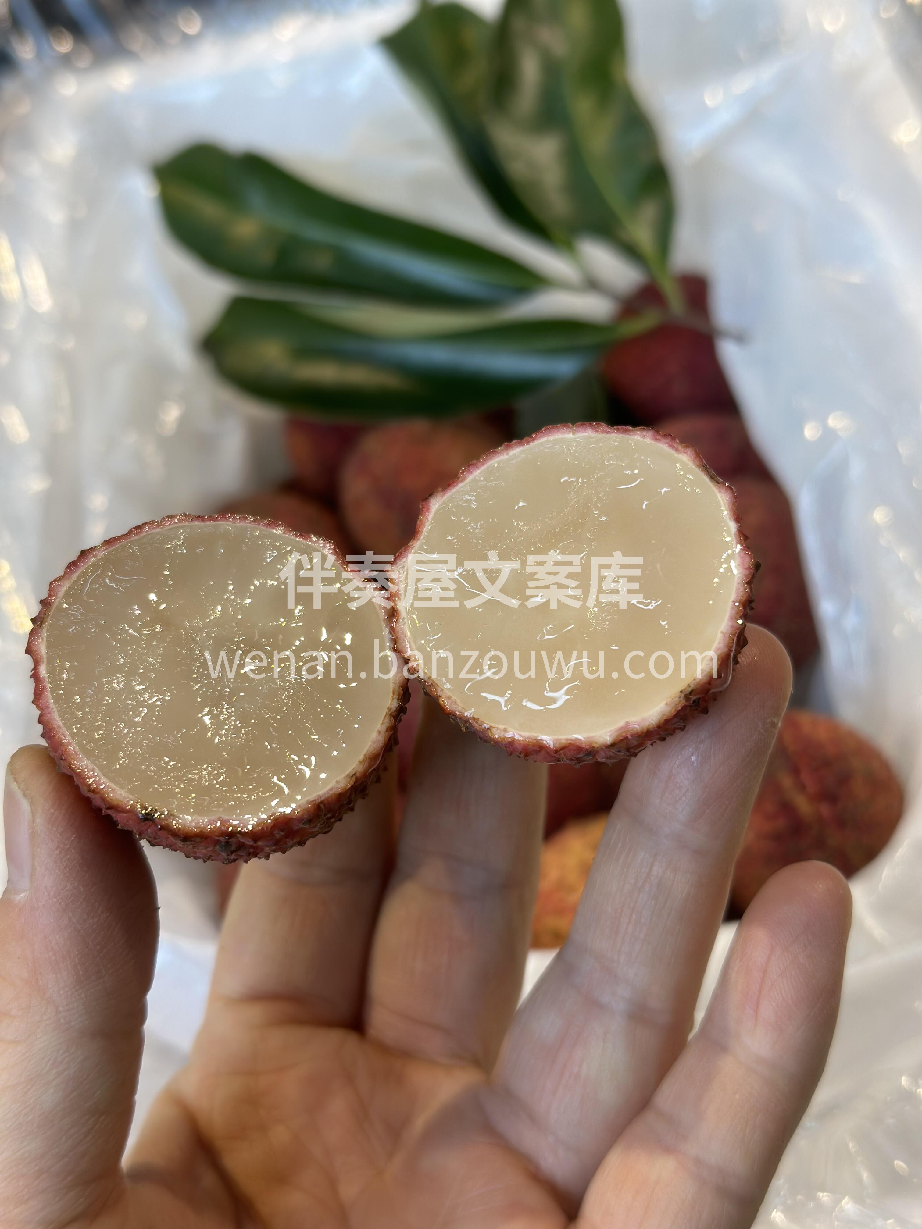 尝遍千万果 ，独爱荔枝甜😋 吃在嘴里 ， 配图2