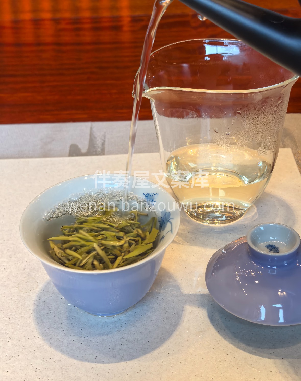 云雾漫过峨眉峰峦，滋养出这抹鲜润嫩黄。一 配图2