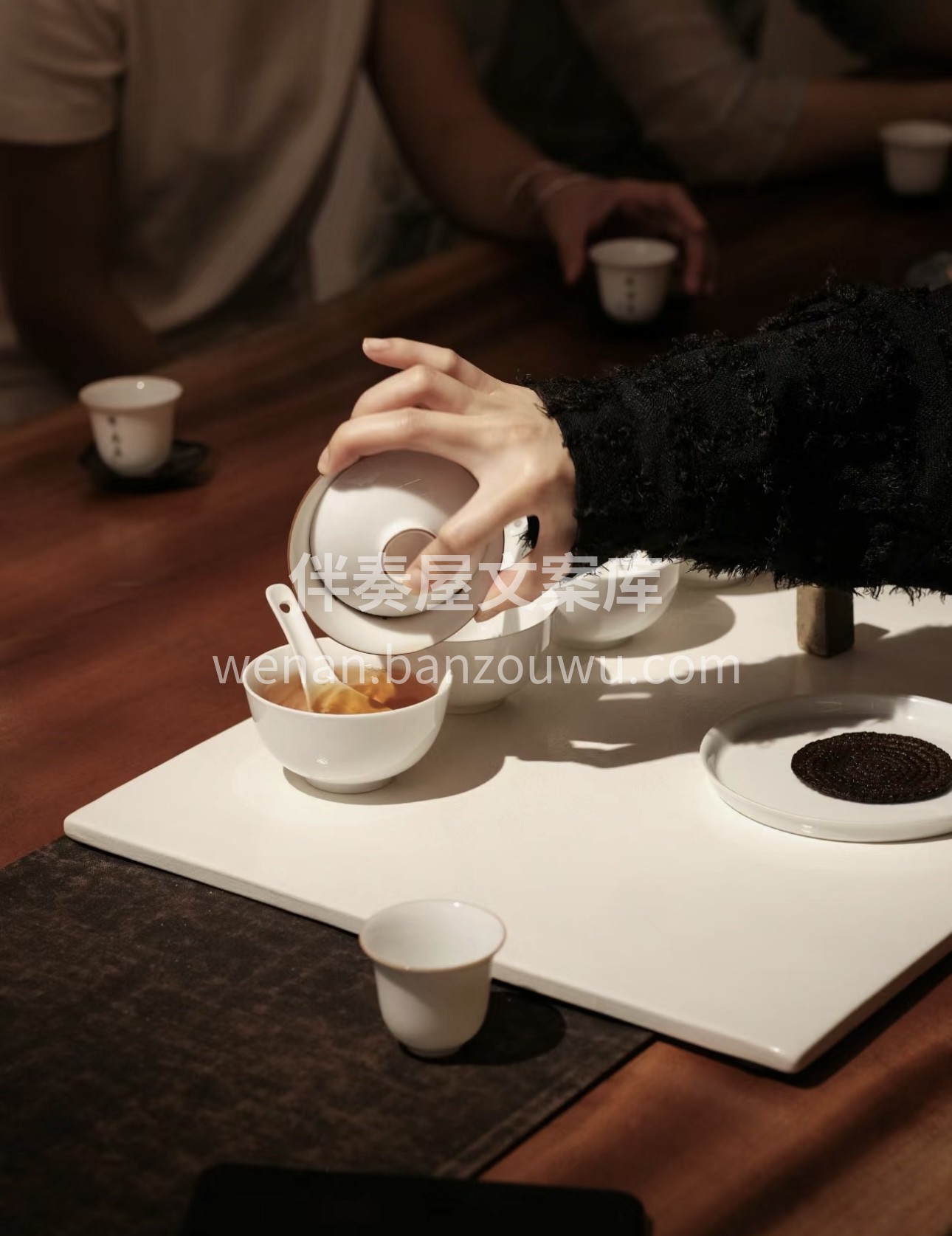 茶叶店中，茶香袅袅。在这个特别的日子，选 配图3