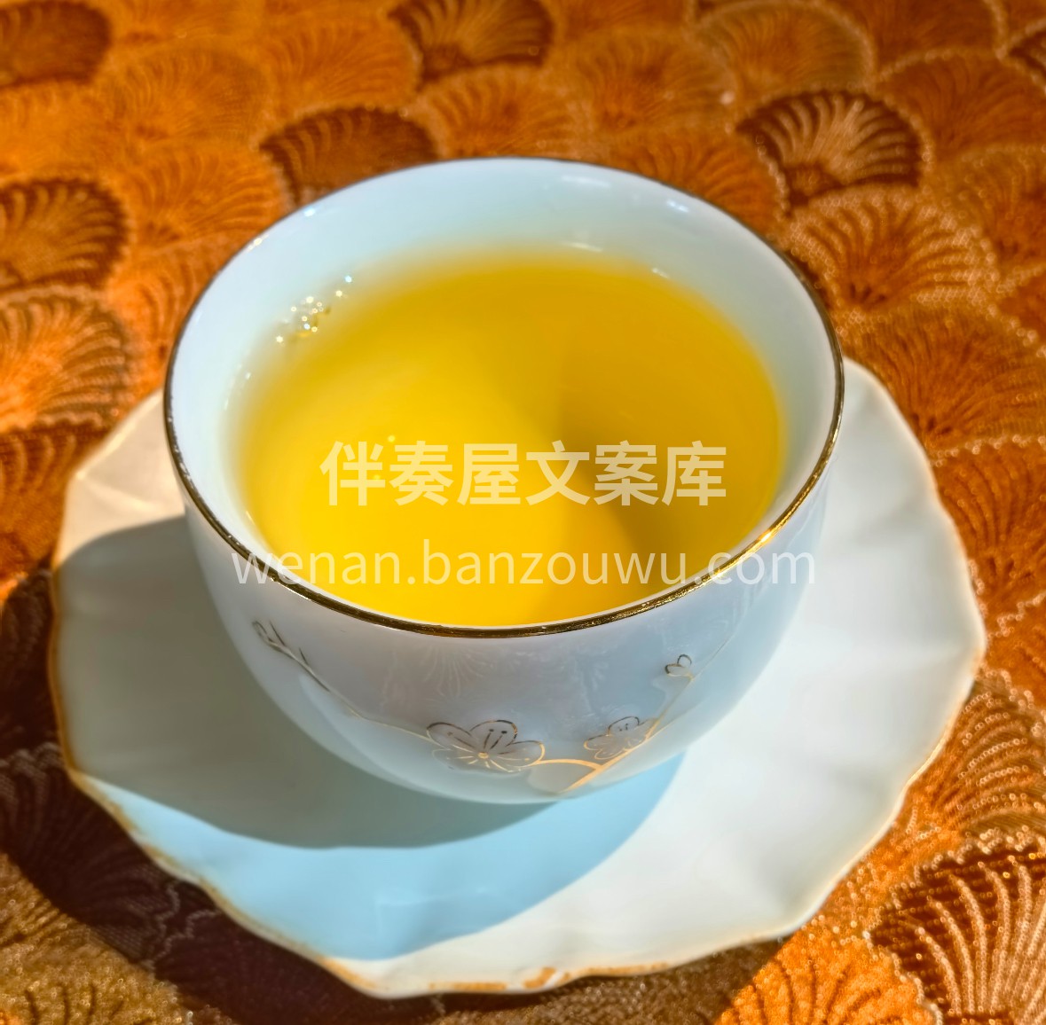 云巅鲜叶经日光温柔炙烤，析出琥珀色茶汤。 配图3