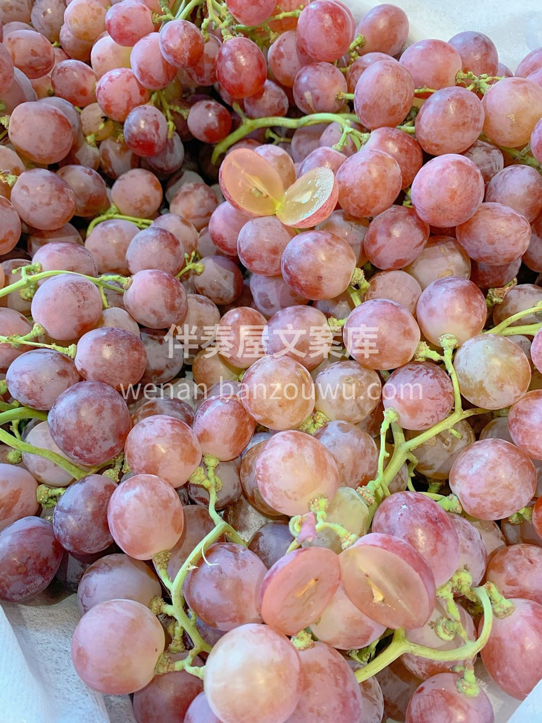 🍇每一颗红提都裹着厚厚的一层白色果粉，让 配图1