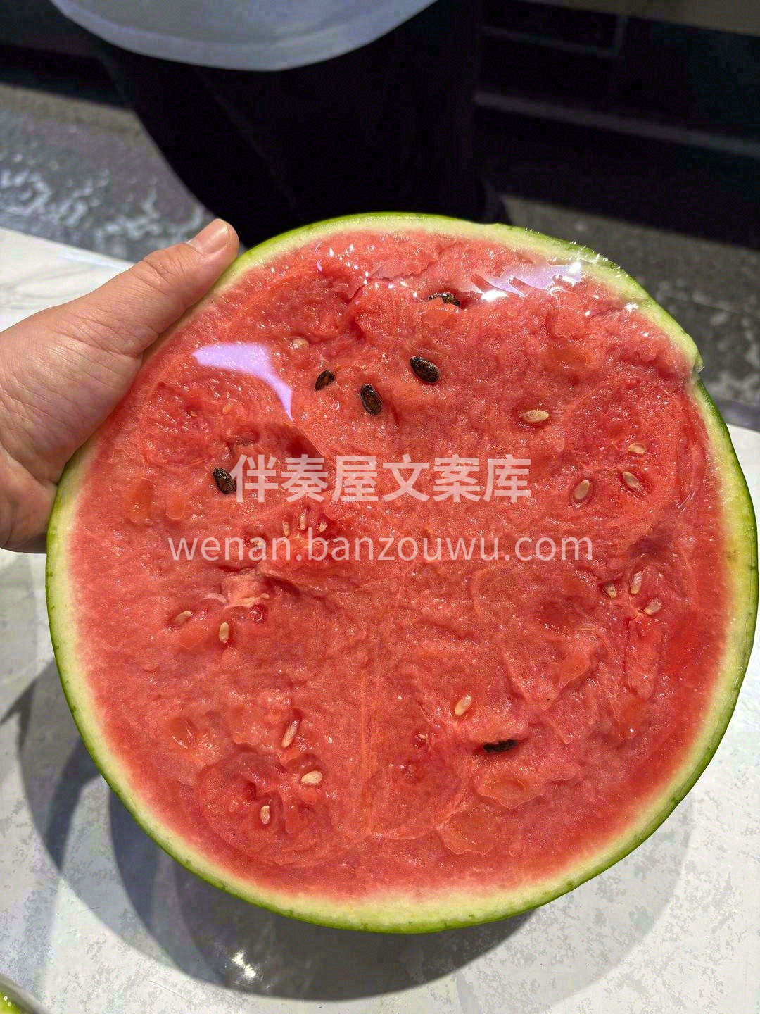 冰镇西瓜，最中间那勺的第一口 我只想给我 配图3
