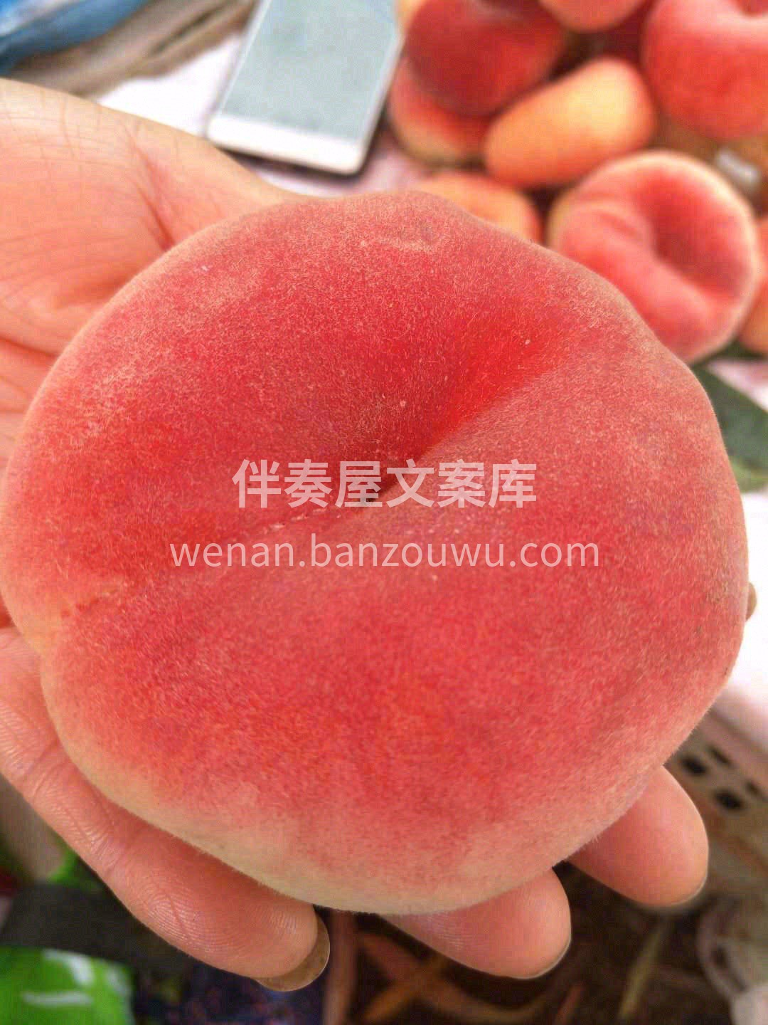 用手轻轻一撕，皮就掉了🍑果肉厚实透着股新 配图1