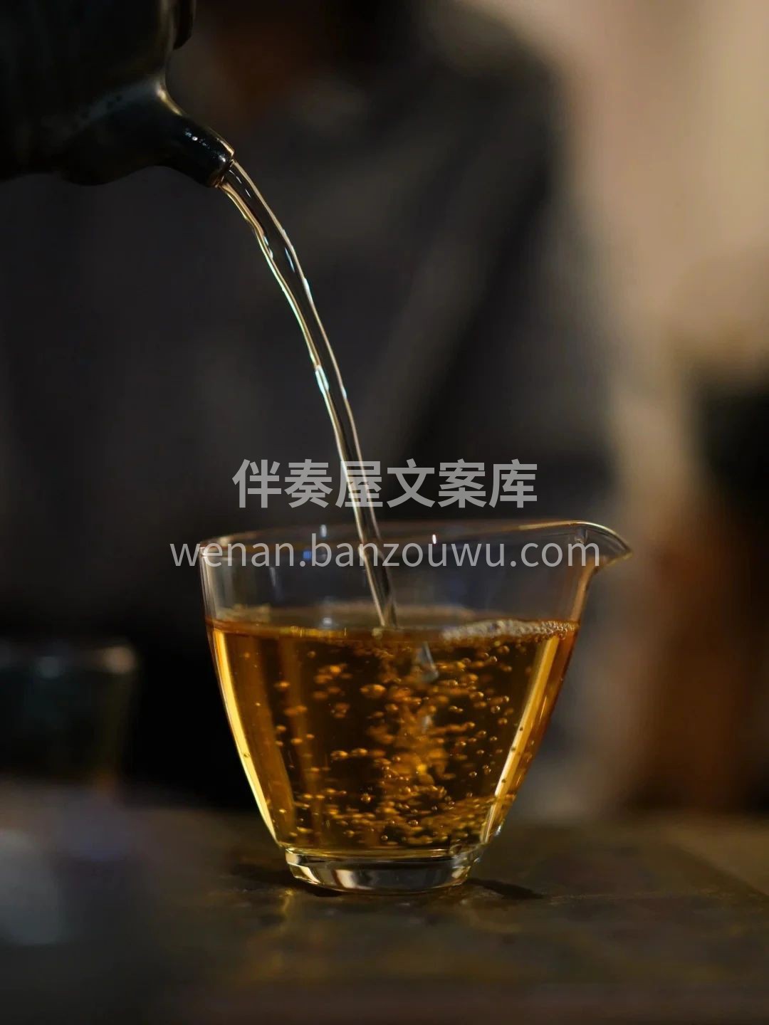 普洱茶这个东西。 要夸它新鲜吧，它又越陈