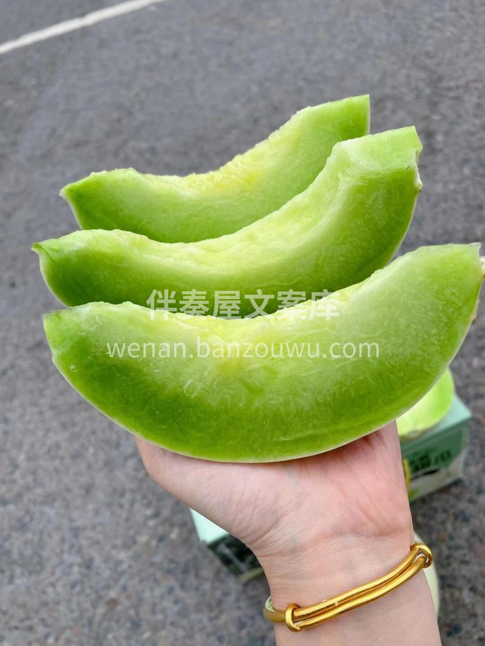 玉菇甜瓜熟了😋切开的时候，带着一股淡淡的 配图2
