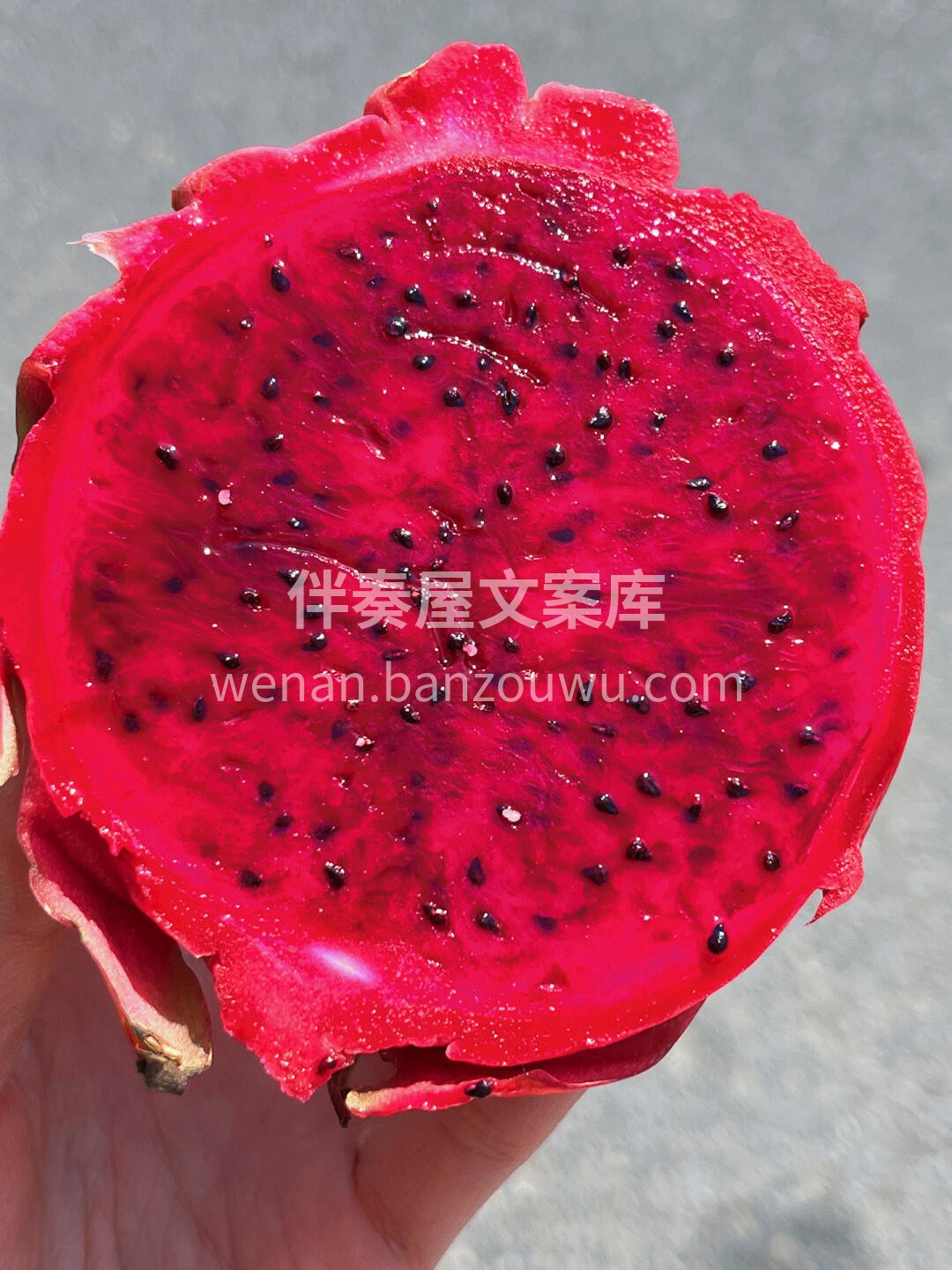 红心火龙果🔥 ✅剥开皮后的果肉软嫩嫩的， 配图1