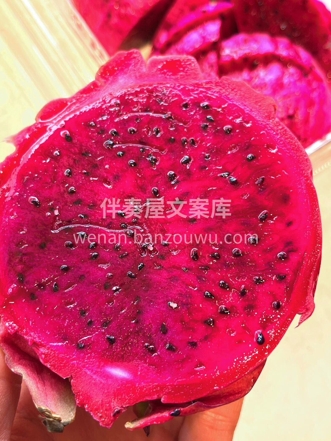 红心火龙果🔥 ✅剥开皮后的果肉软嫩嫩的， 配图2