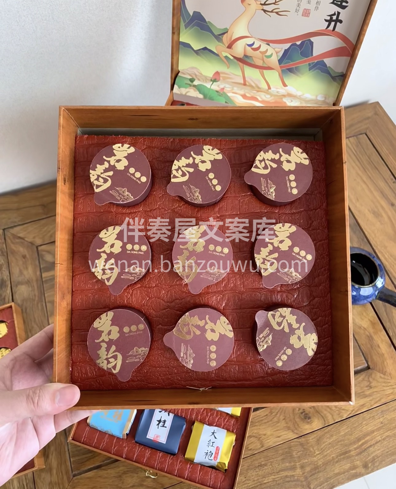 送上这一盒精心挑选的茶叶，让清香在舌尖舞动，情谊在心中蔓延， 配图6