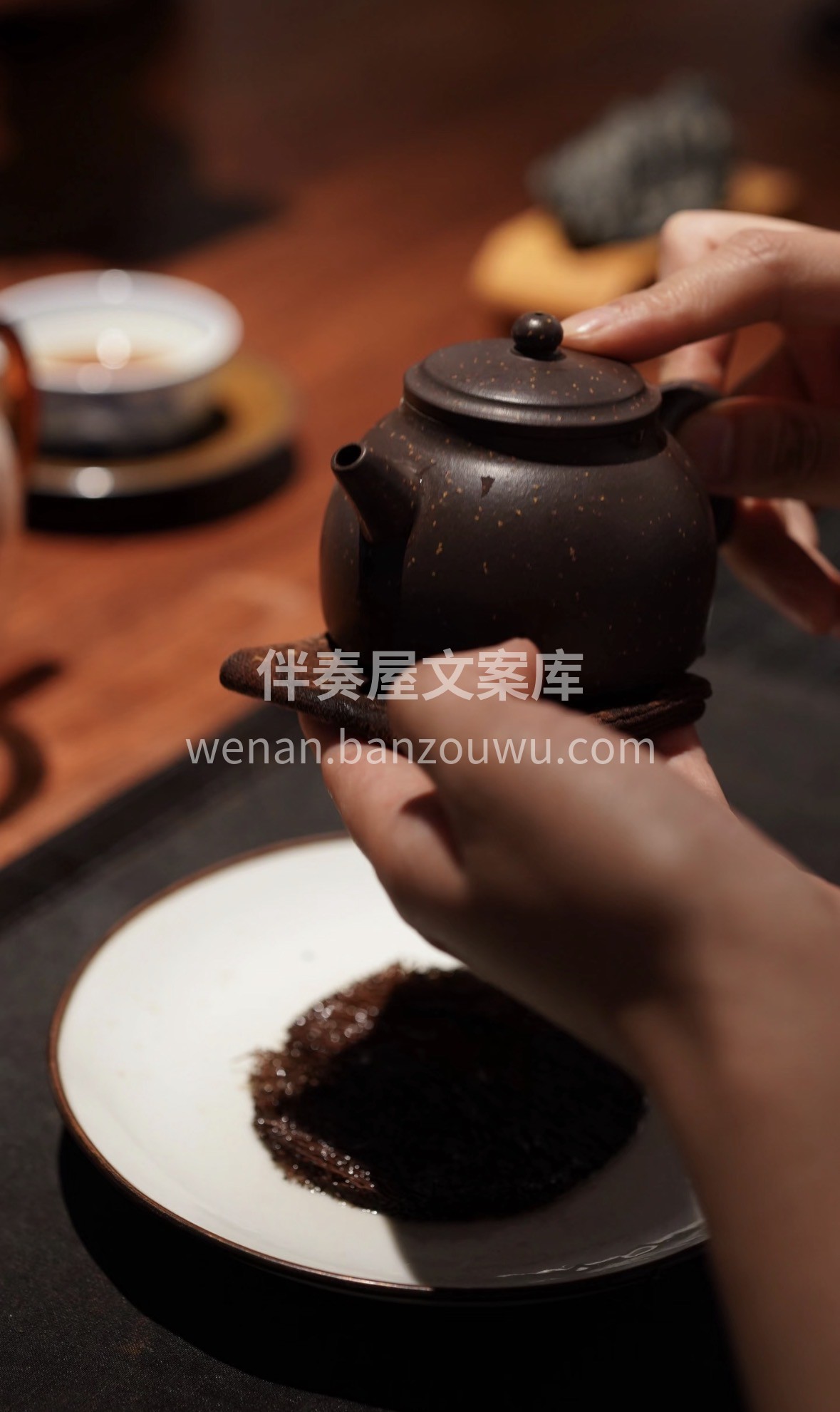 时光藏香，岁月成茶。 陈年六堡，红浓陈醇 配图1