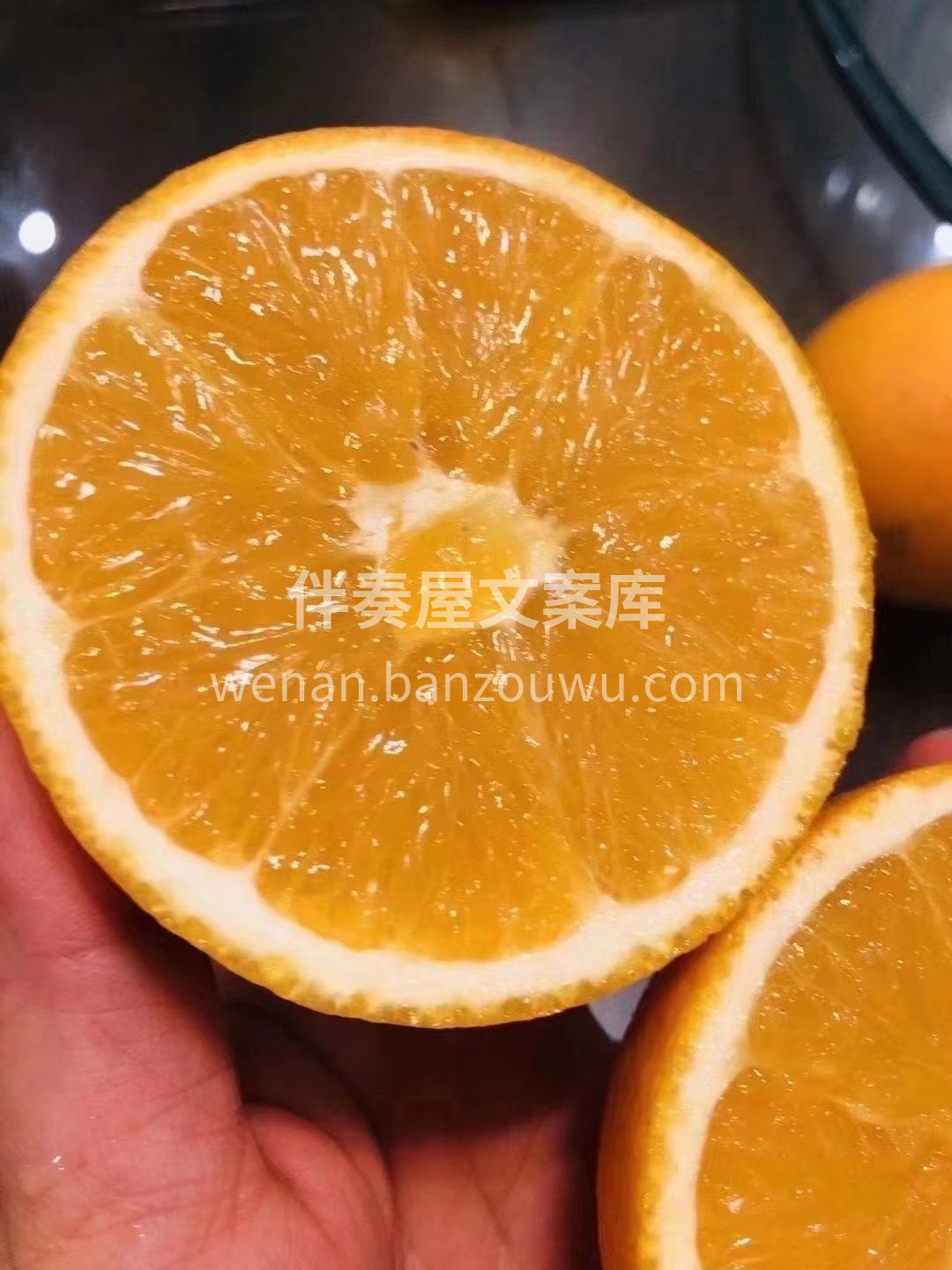 赣南脐橙的肉质爽嫩、化渣。那饱满芬芳的橙 配图2