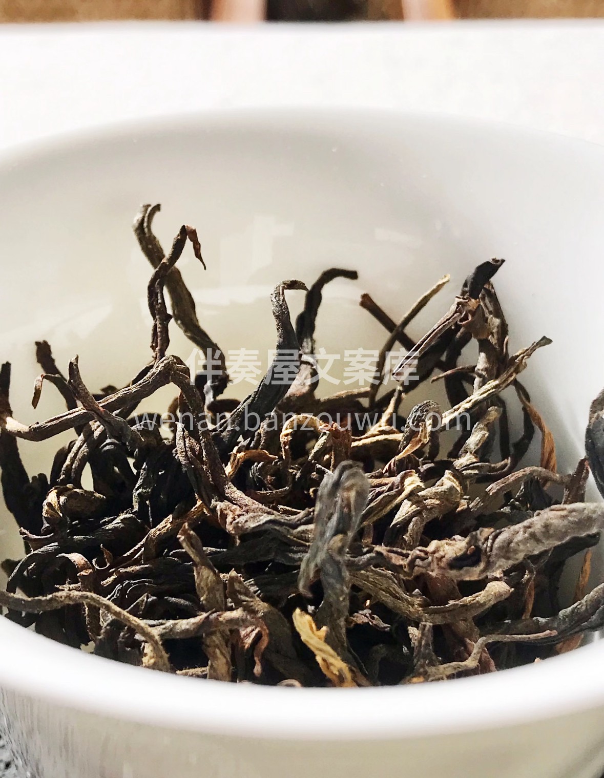 云巅鲜叶经日光温柔炙烤，析出琥珀色茶汤。 配图1