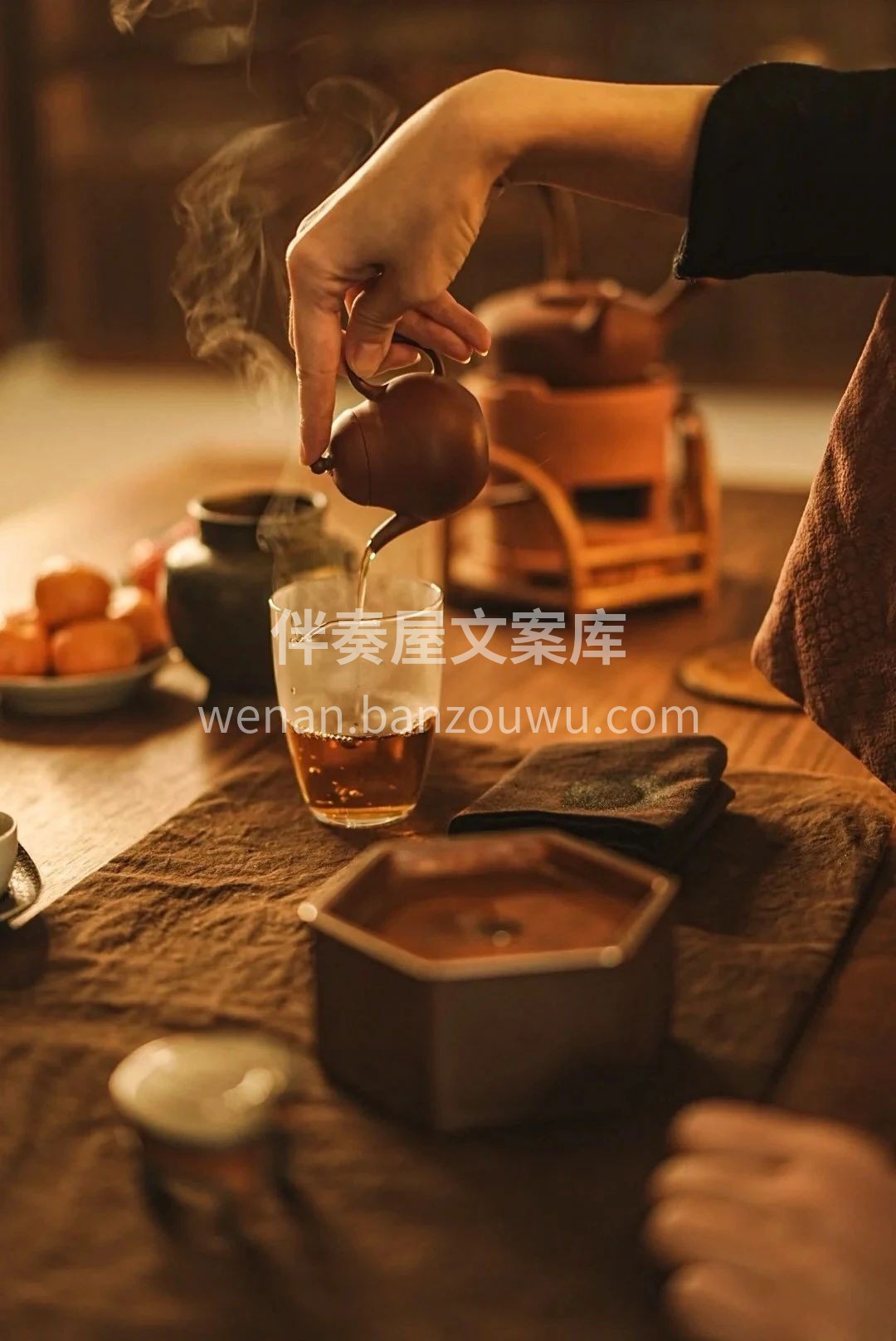 清晨，我独守一盏老白茶。 岁月将其打磨成