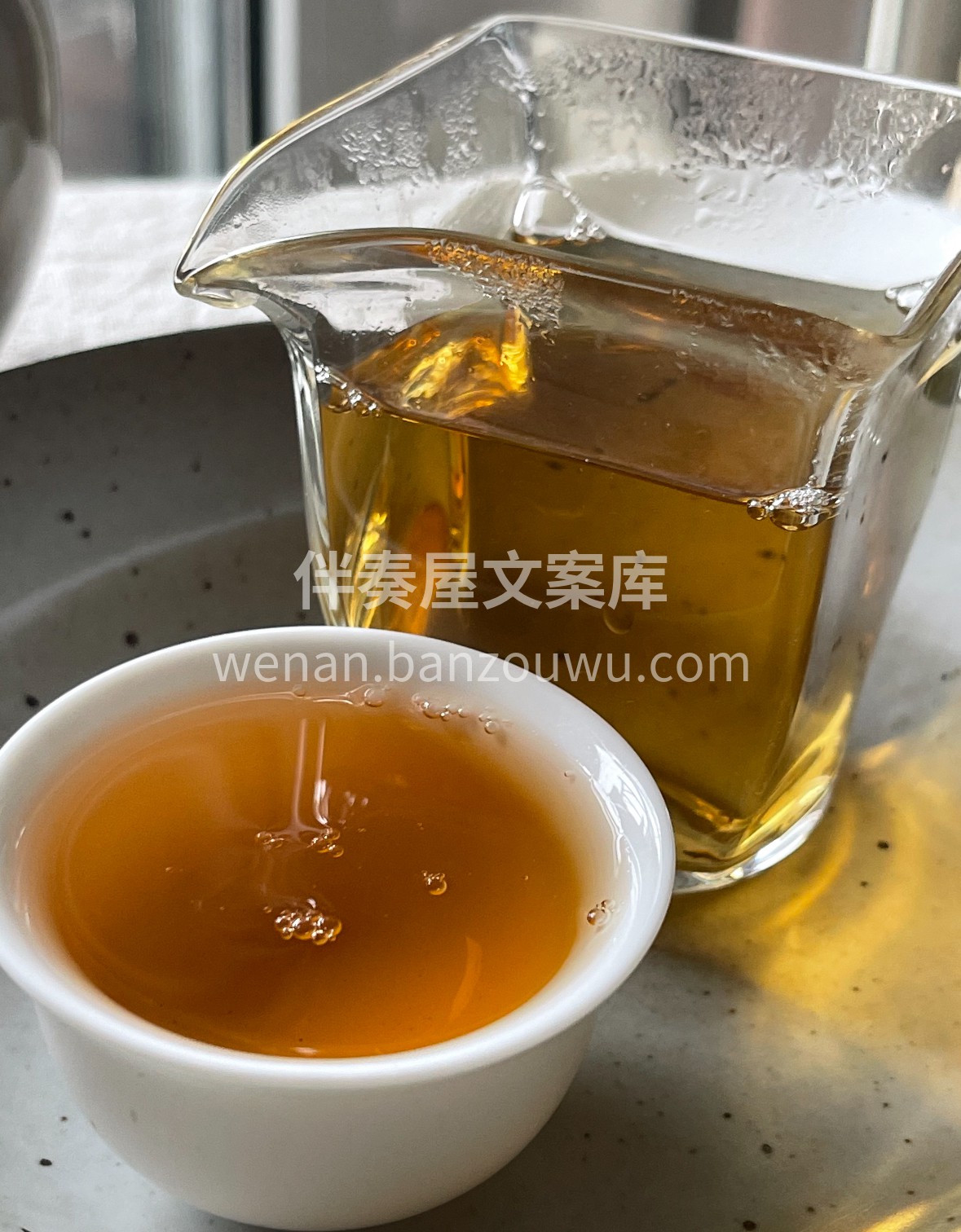 秋寿眉蜷着蜜香，白毫裹着老茶韵。沸水润叶 配图3