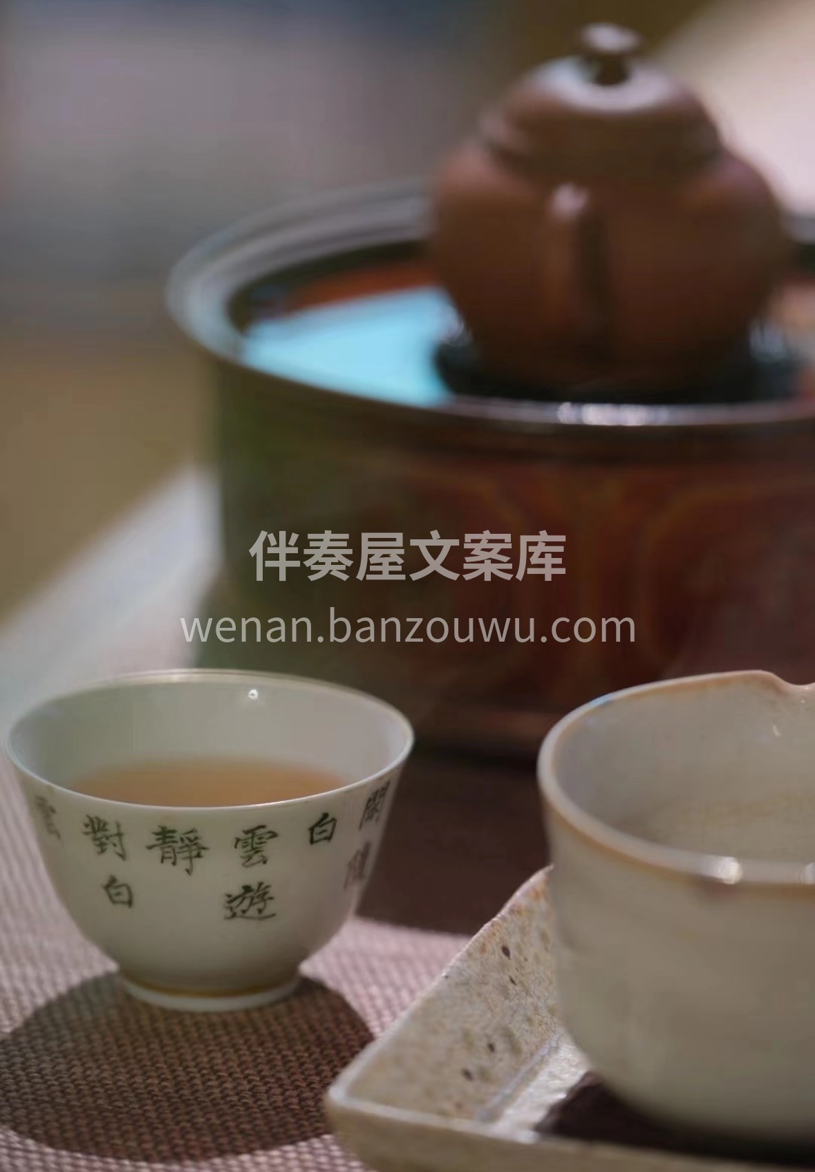 炭火慢焙出焦香，炭烤乌龙藏温柔。茶汤琥珀 配图3