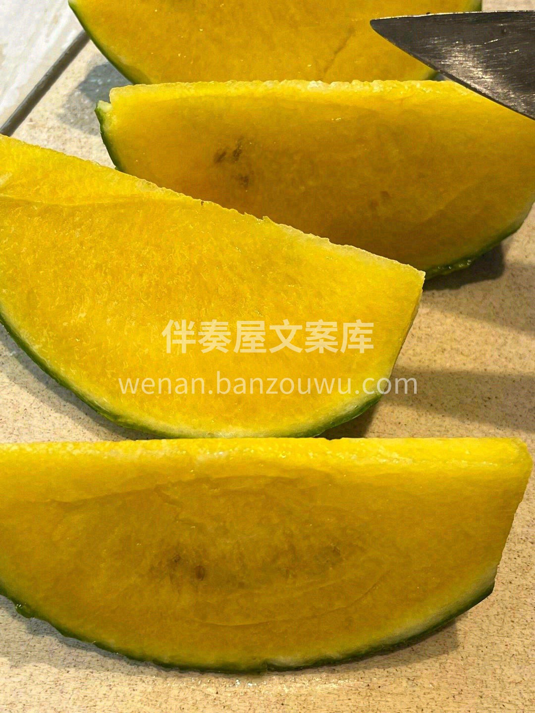🍉藏着“彩虹”的西瓜是什么样的🌈 一下刀 配图2
