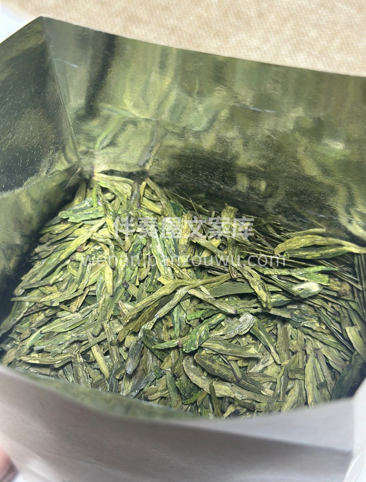 冬日光影里，泡一杯明前龙井。采自西湖狮峰 配图1