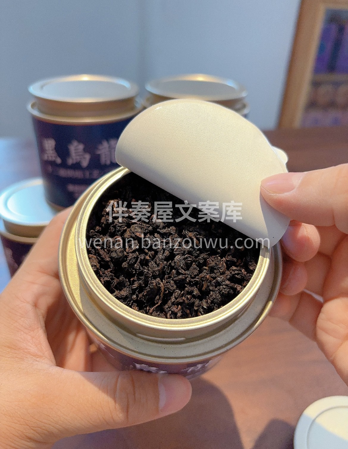 岩骨的厚重，藏在这抹深褐里。 黑乌龙，经 配图1