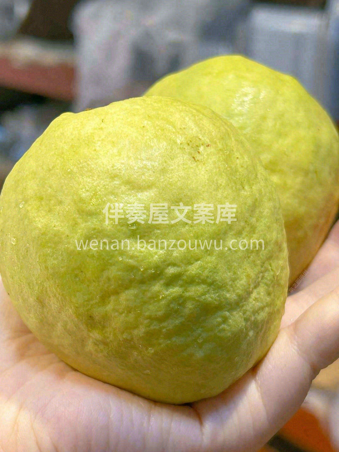 咬一口😋，果肉开始显露出软糯顺滑🌀 如奶 配图2