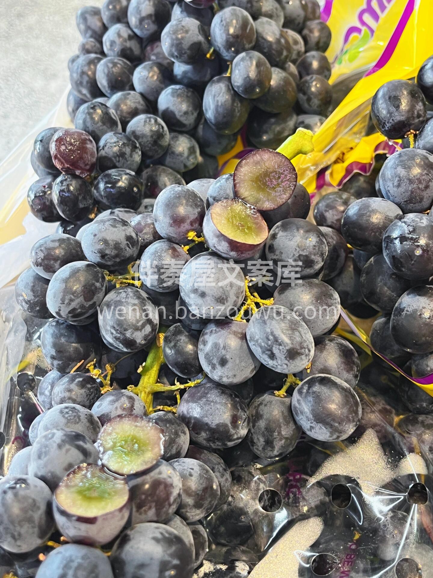 新鲜上架🌿🌿 无籽黑提🍇，果肉晶莹剔透， 配图3