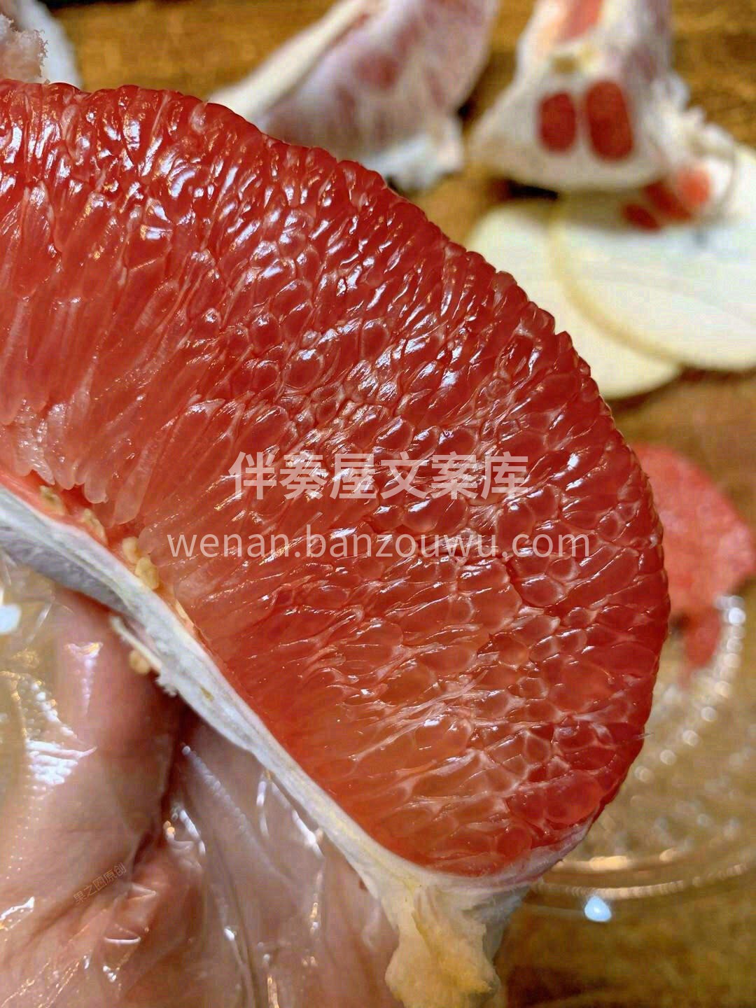 🍊红肉蜜柚是秋冬天的时令水果，它含有大量 配图3