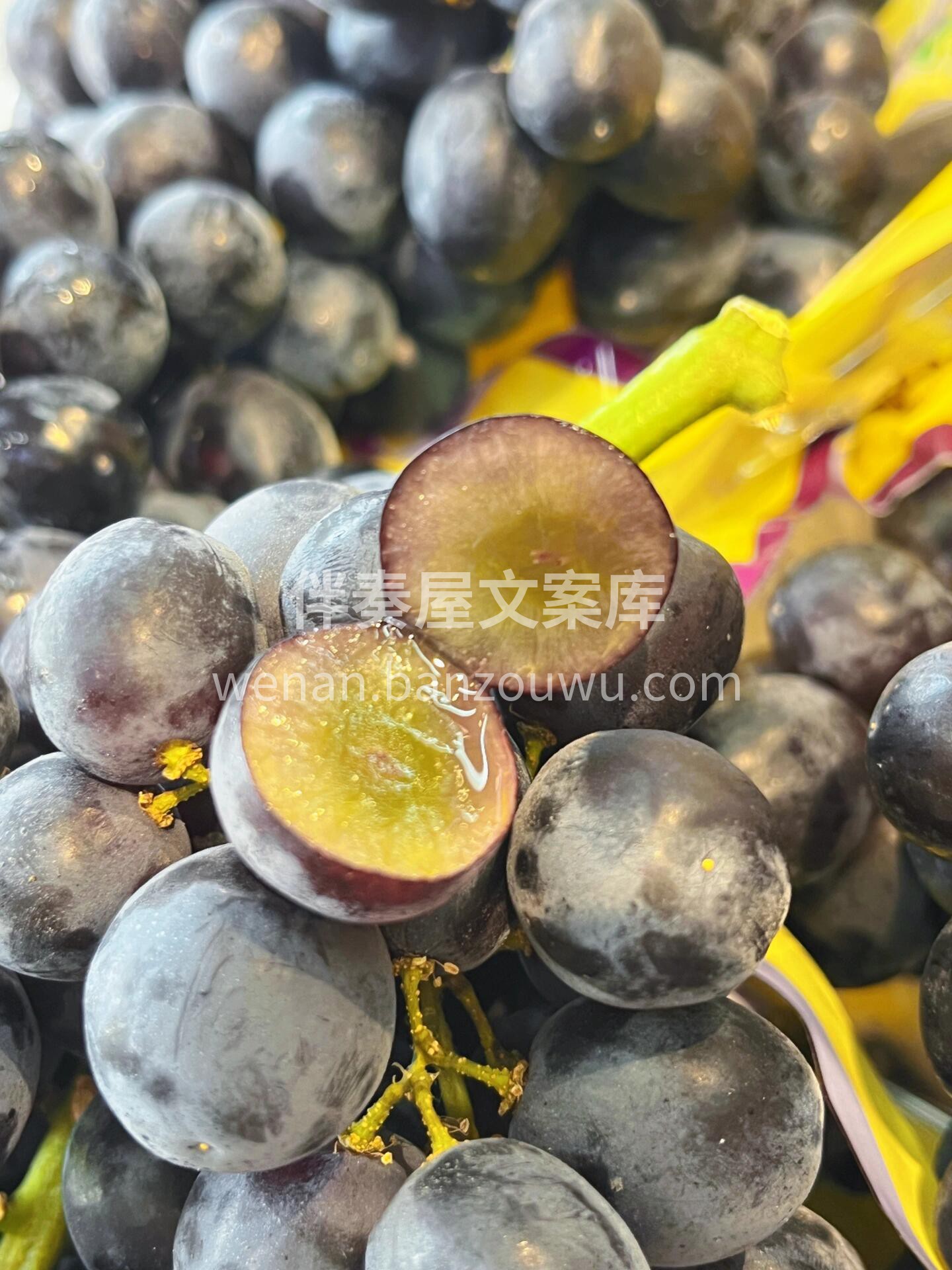 新鲜上架🌿🌿 无籽黑提🍇，果肉晶莹剔透， 配图1