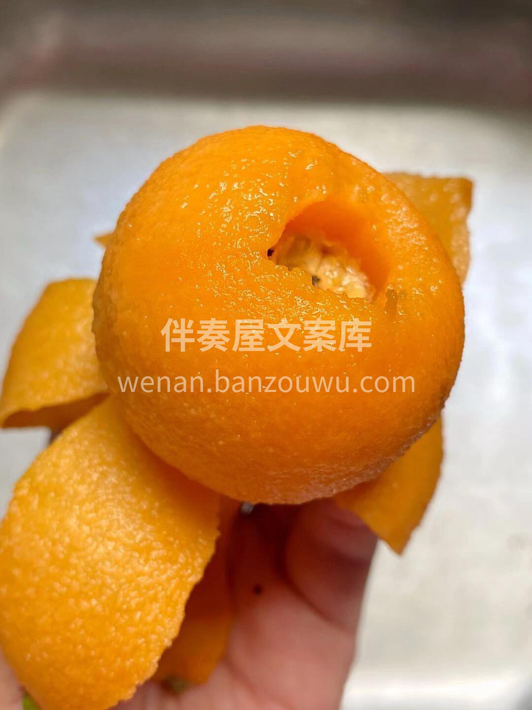 🍊 枇杷金黄饱满挂枝头！ 果皮一撕就掉👌 配图1