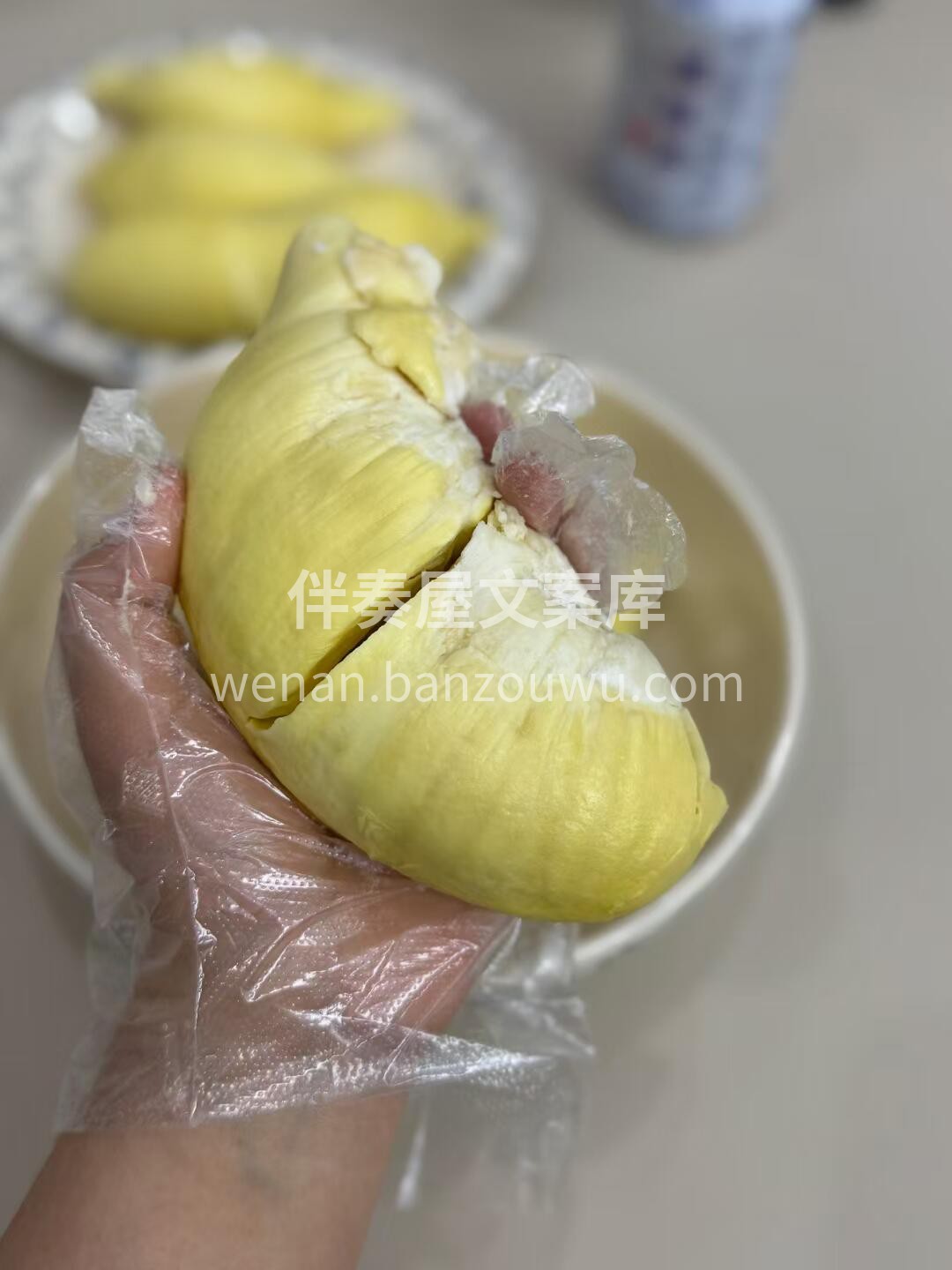 🤩现剥金枕榴莲，肥嘟嘟～ 果肉鲜嫩多汁， 配图1