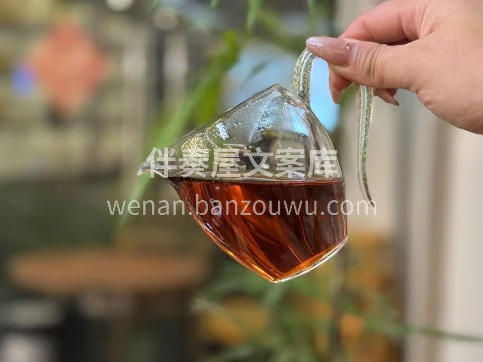 冬天寒冷，茶味更醇厚 捧起茶杯，温暖从手