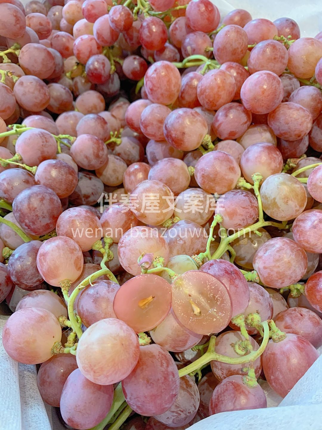 🍇每一颗红提都裹着厚厚的一层白色果粉，让 配图2