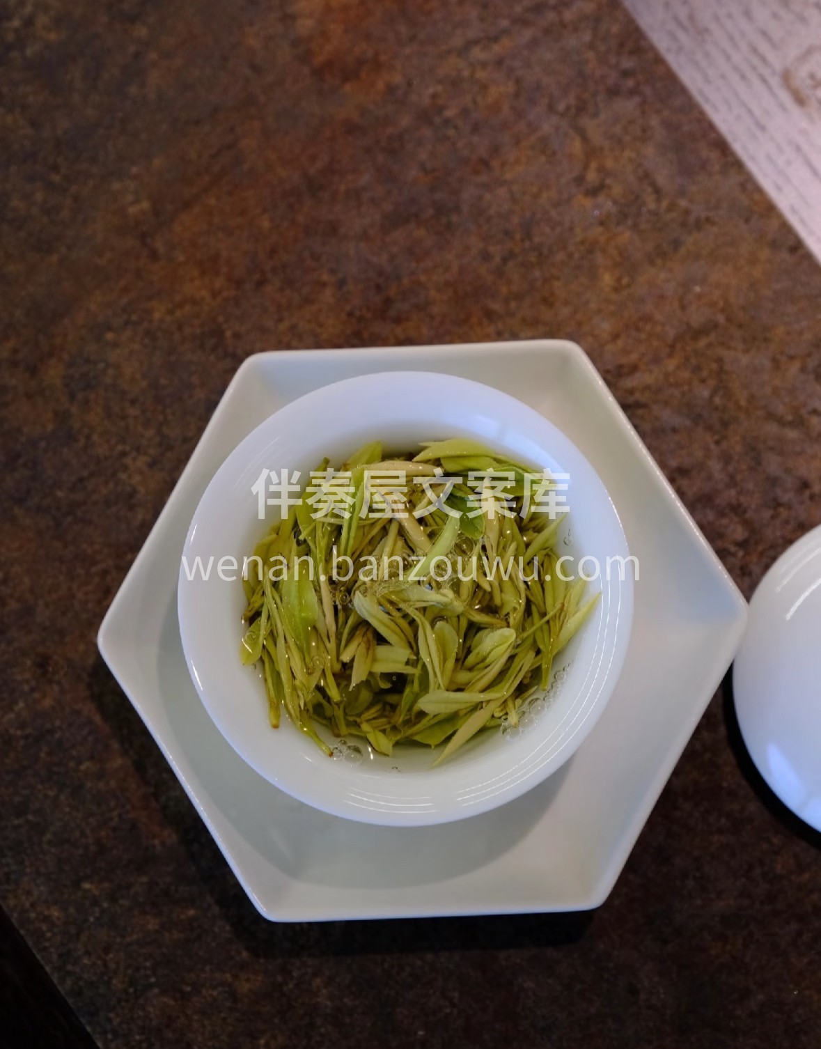 🌿 明前安吉白茶，芽叶如霜雪凝翠。沸水轻 配图3