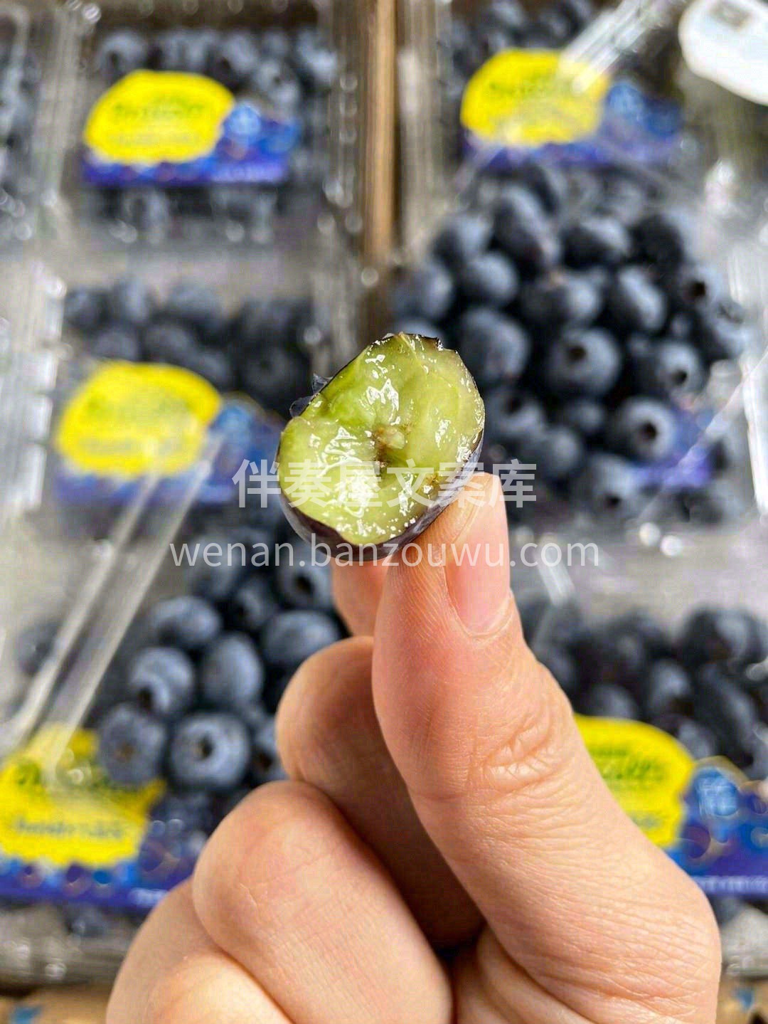 这款蓝莓裹满一层“细白砂糖”似的果霜🫐  配图1