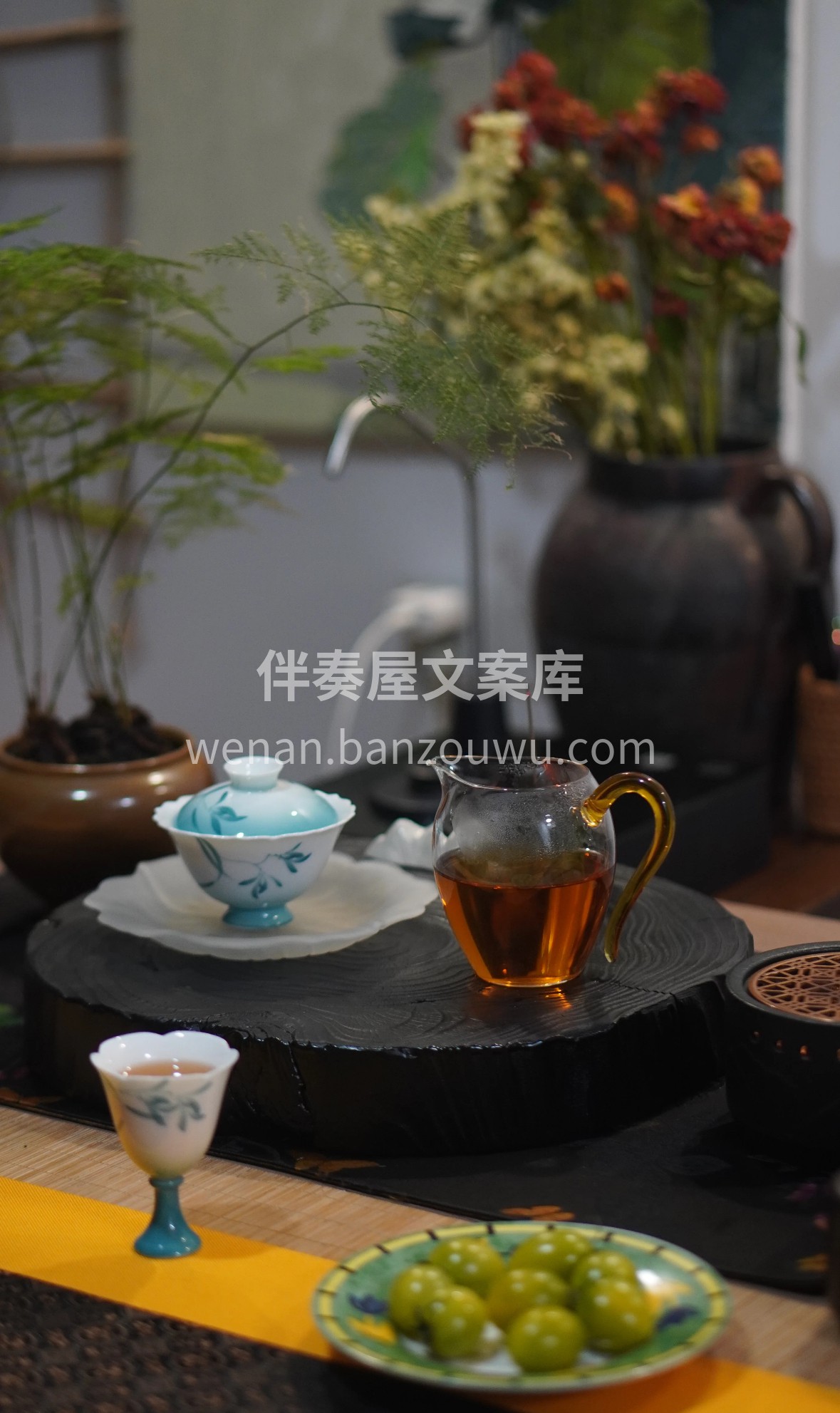 云巅鲜叶经日光温柔炙烤，析出琥珀色茶汤。 配图2