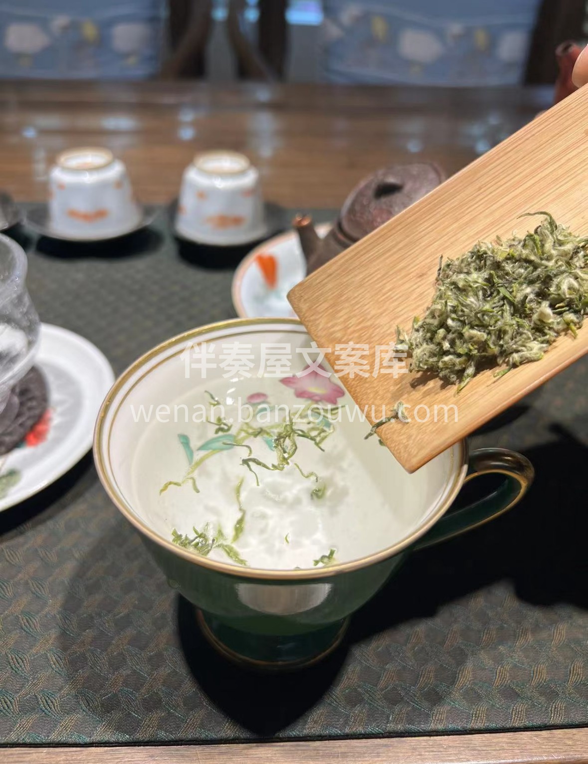 🌿 洞庭山云雾润养，碧螺春条索蜷曲如螺。 配图2