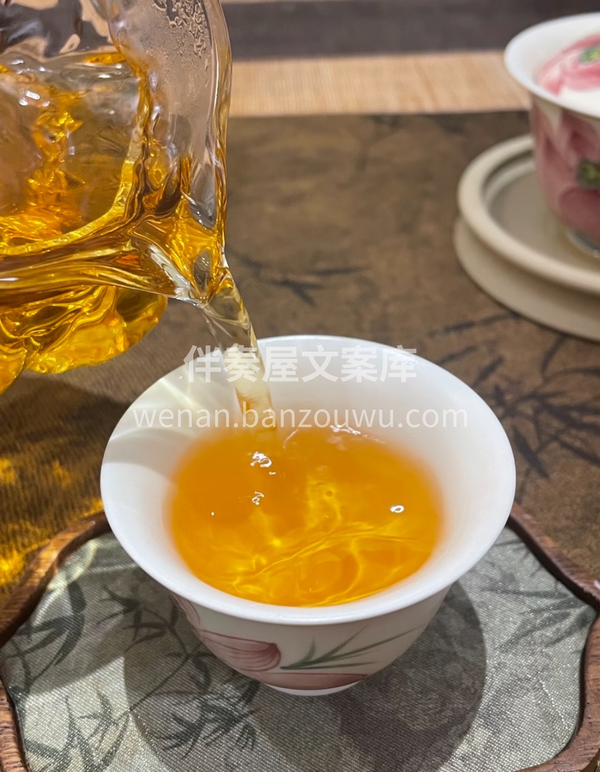 🌿 滇红条索紧结带金毫，沸水冲沏时蜜香裹 配图2
