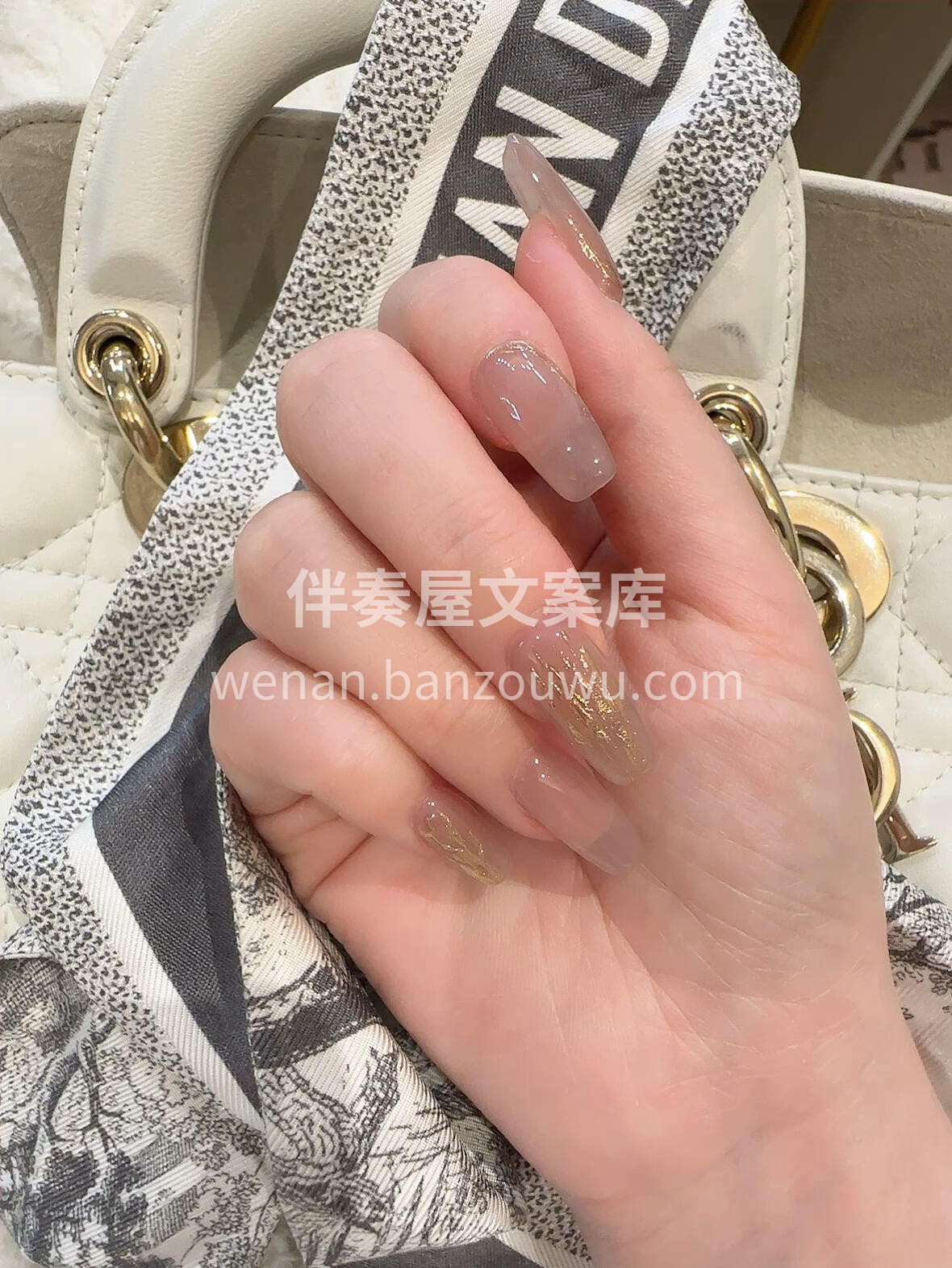 指尖的这点心思，是藏不住的小雀跃 抬手时