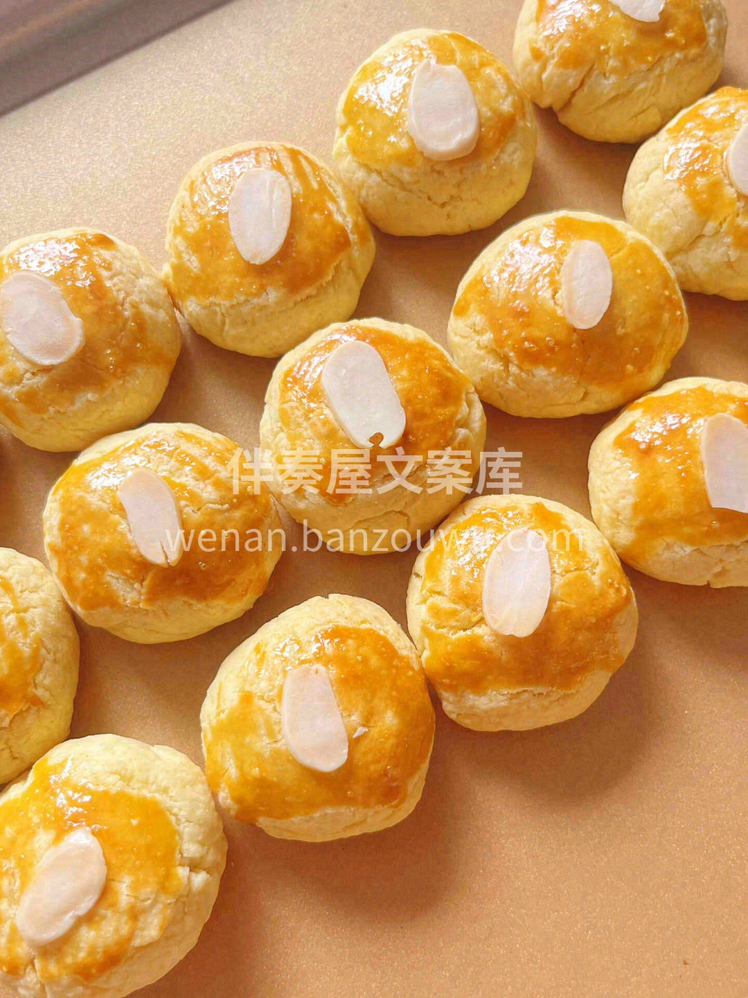 小小一个，圆圆的🍪，金黄的表面还有一片杏 配图1