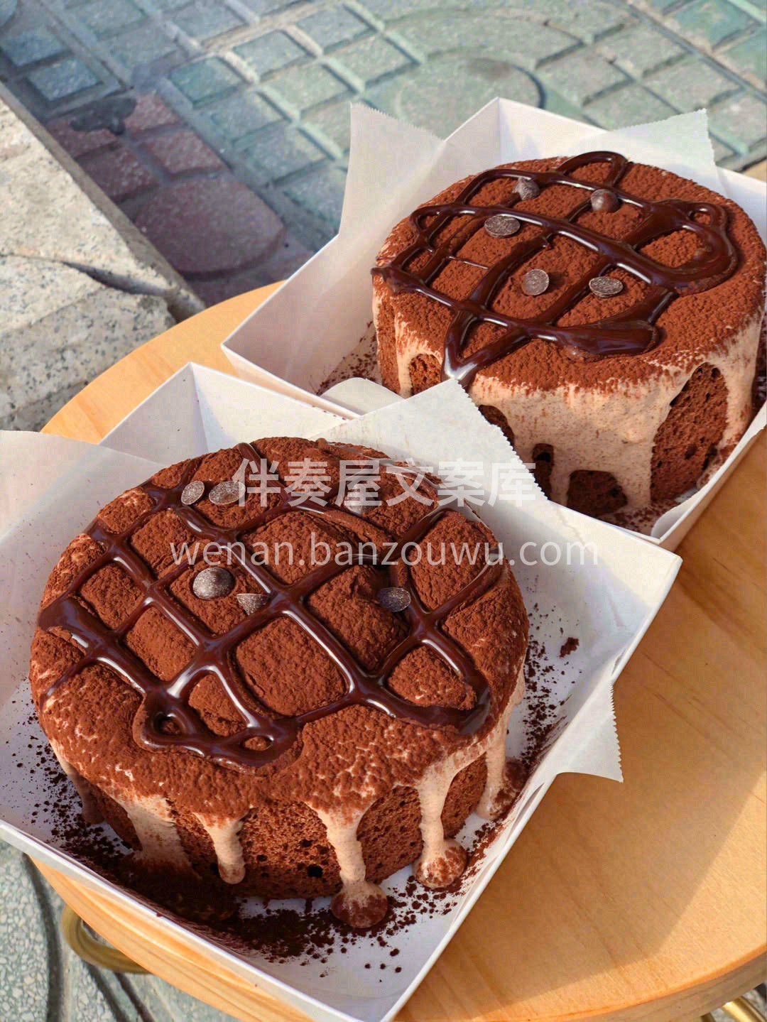 一杯咖啡☕️，一小块蛋糕🍰，窗外下着细雨 配图2