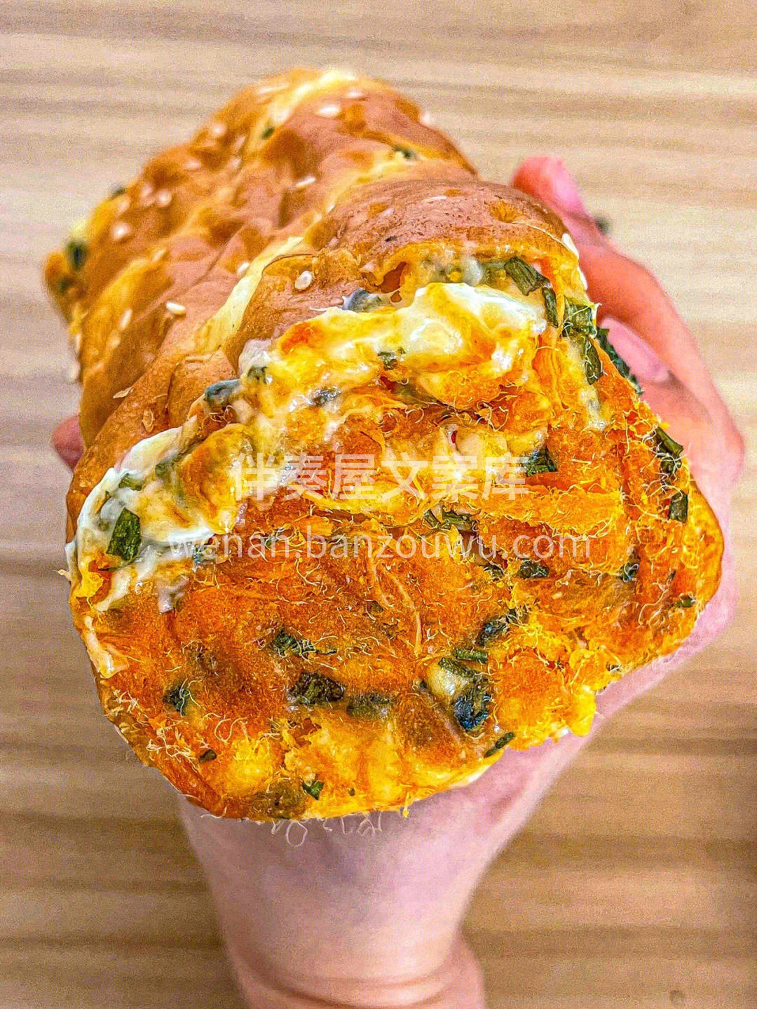 🍞面包体很暄软，表面撒了很多葱花🌿两头和 配图2