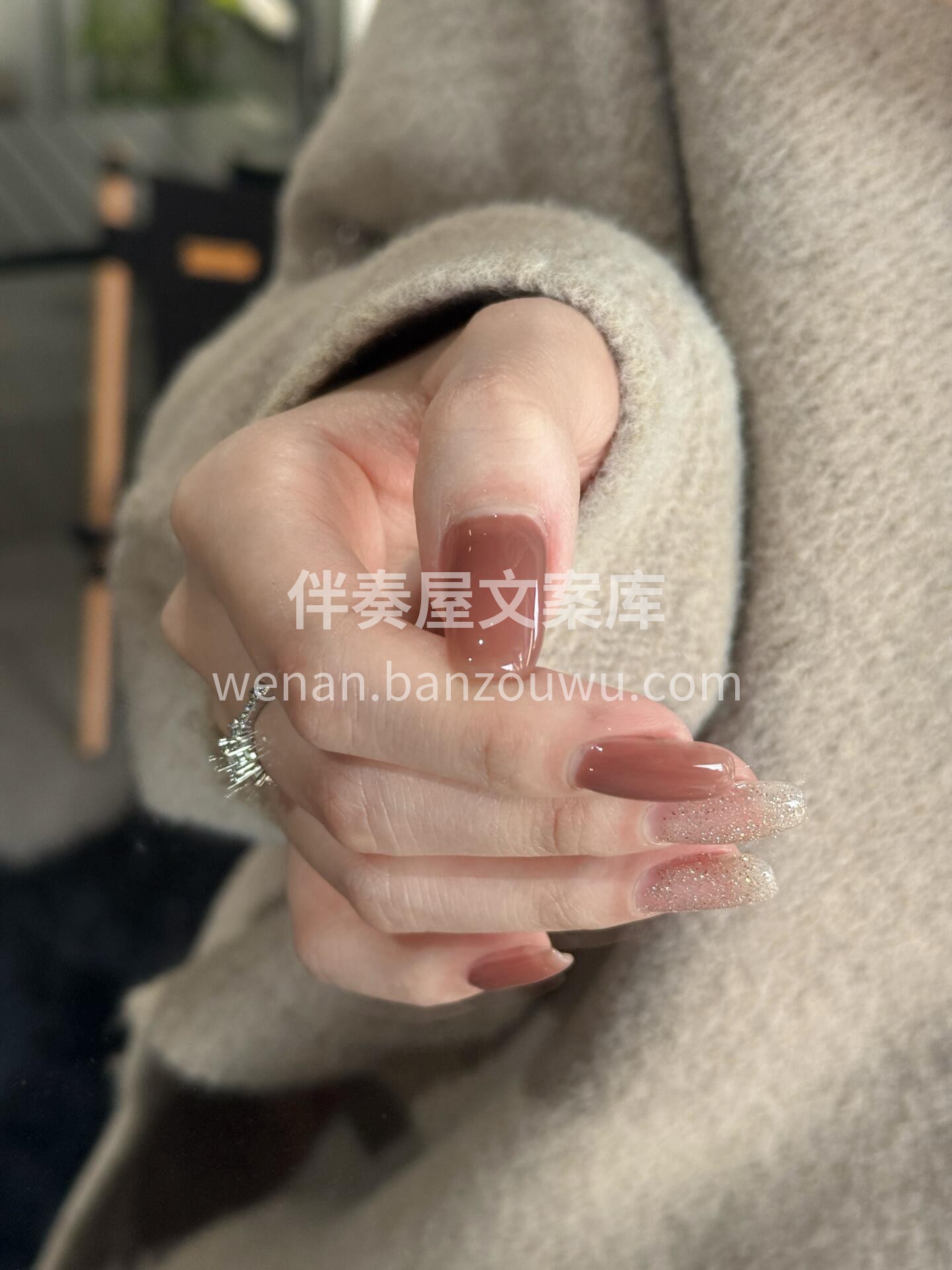 温柔韩系！精致春天美甲💕奶茶棕搭配细闪 配图1