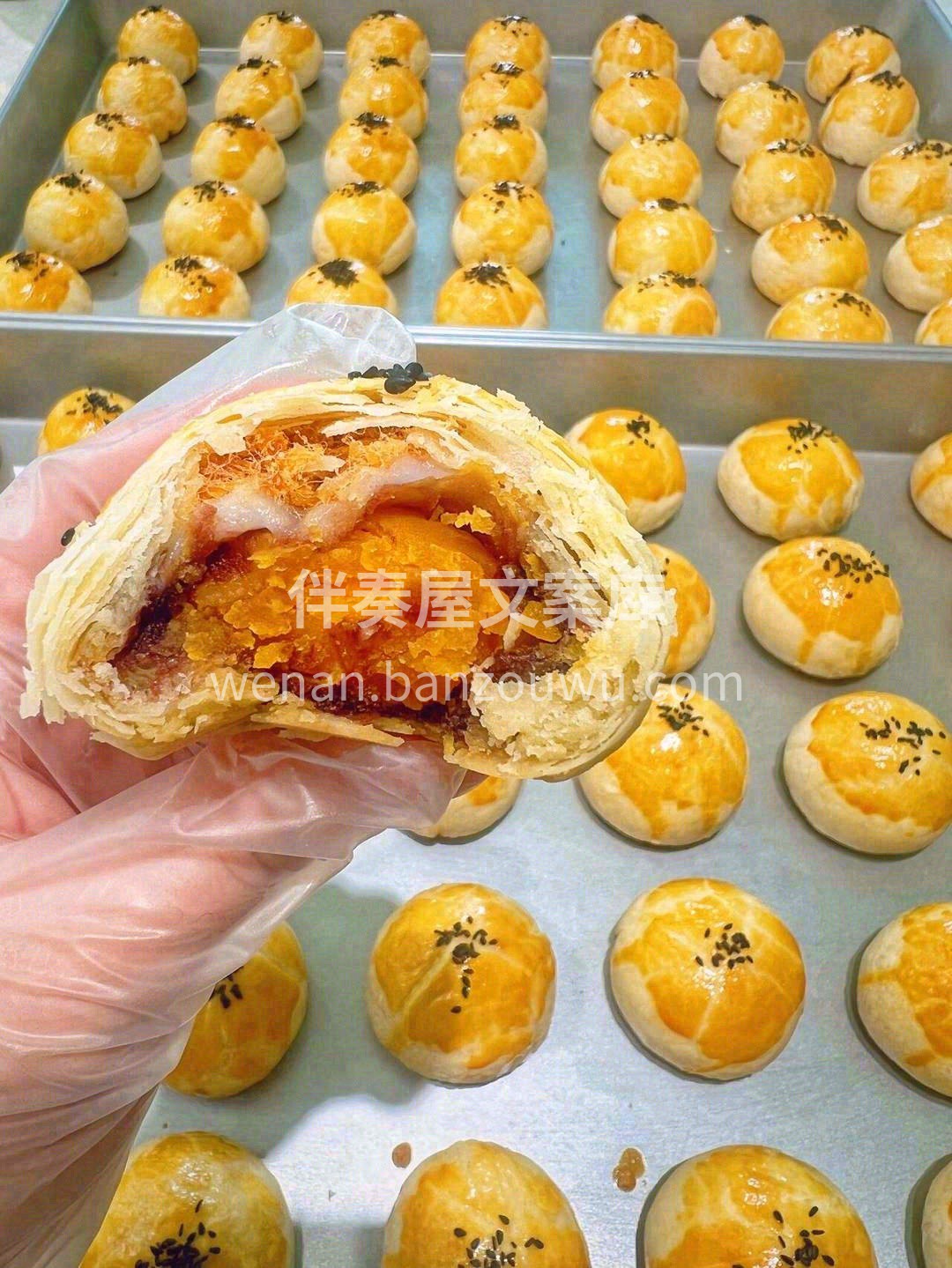 🌟咸香的蛋黄与豆沙的甜美渐渐泛上舌尖😋； 配图1