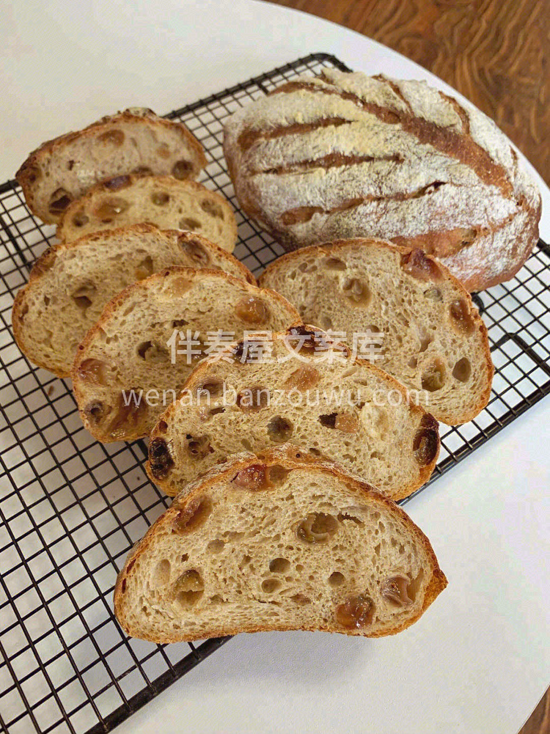 松软的面包体表面撒了一层厚厚的巧克力粉， 配图1