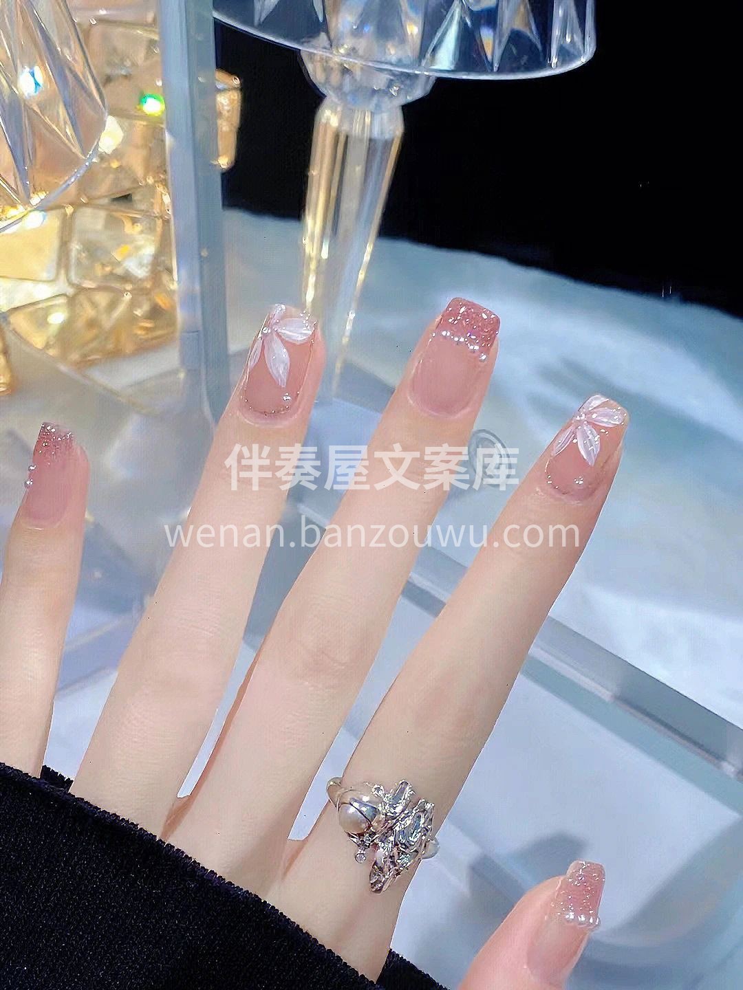 冰透水润山茶花美甲💅 灰粉打底+手绘白色