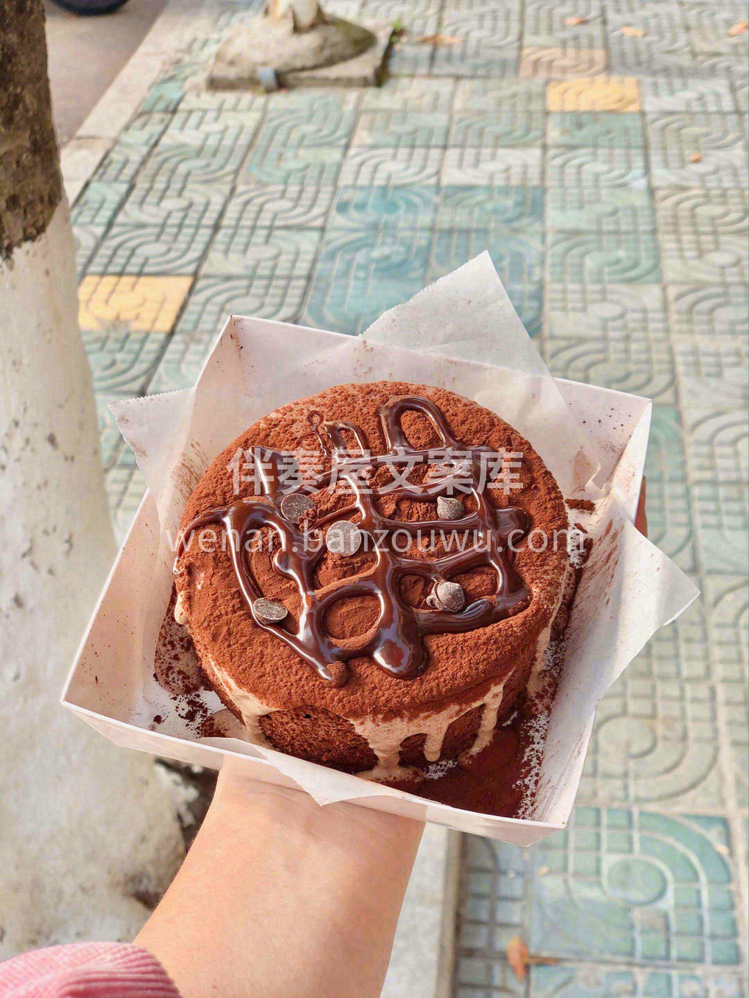 一杯咖啡☕️，一小块蛋糕🍰，窗外下着细雨 配图1